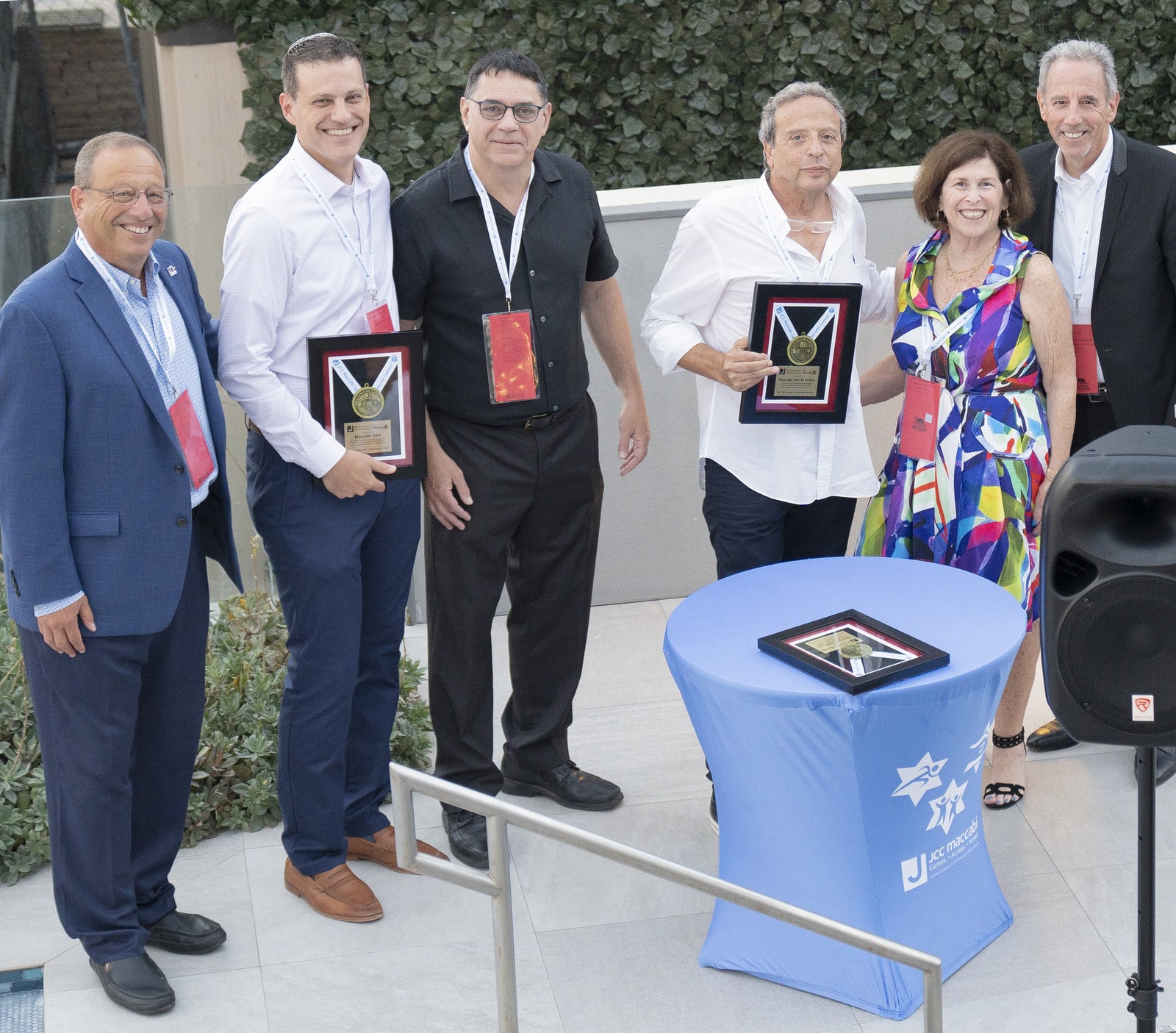 מימין לשמאל : ג'ף ביוקנס נשיא מכבי ארה