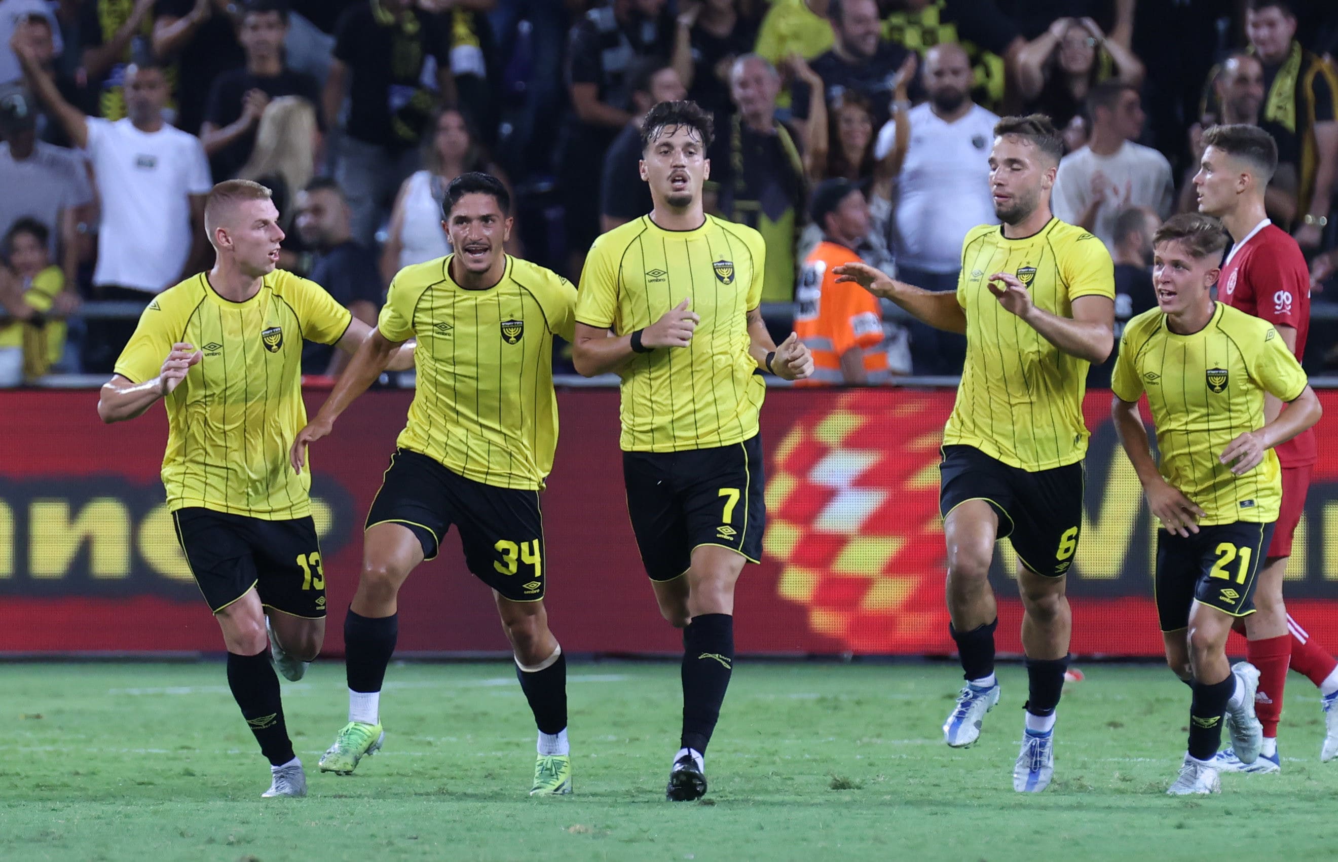 שחקני בית"ר ירושלים מימין לשמאל: עדי יונה, אביאל זרגרי, ירדן שועה, ליאל דרעי, רוי דוגה