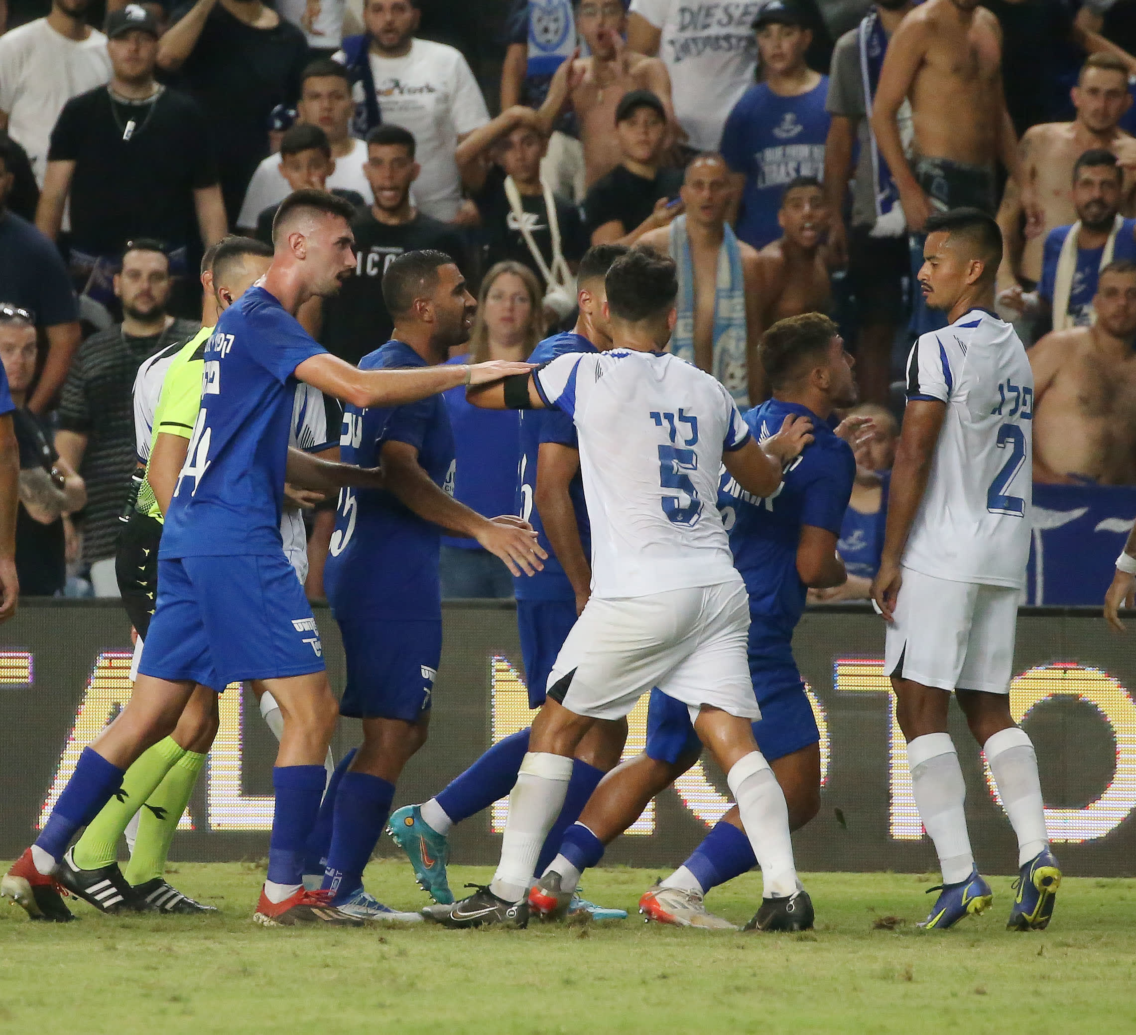 עימות בין שחקני מכבי פתח תקוה ושחקני הפועל פתח תקוה