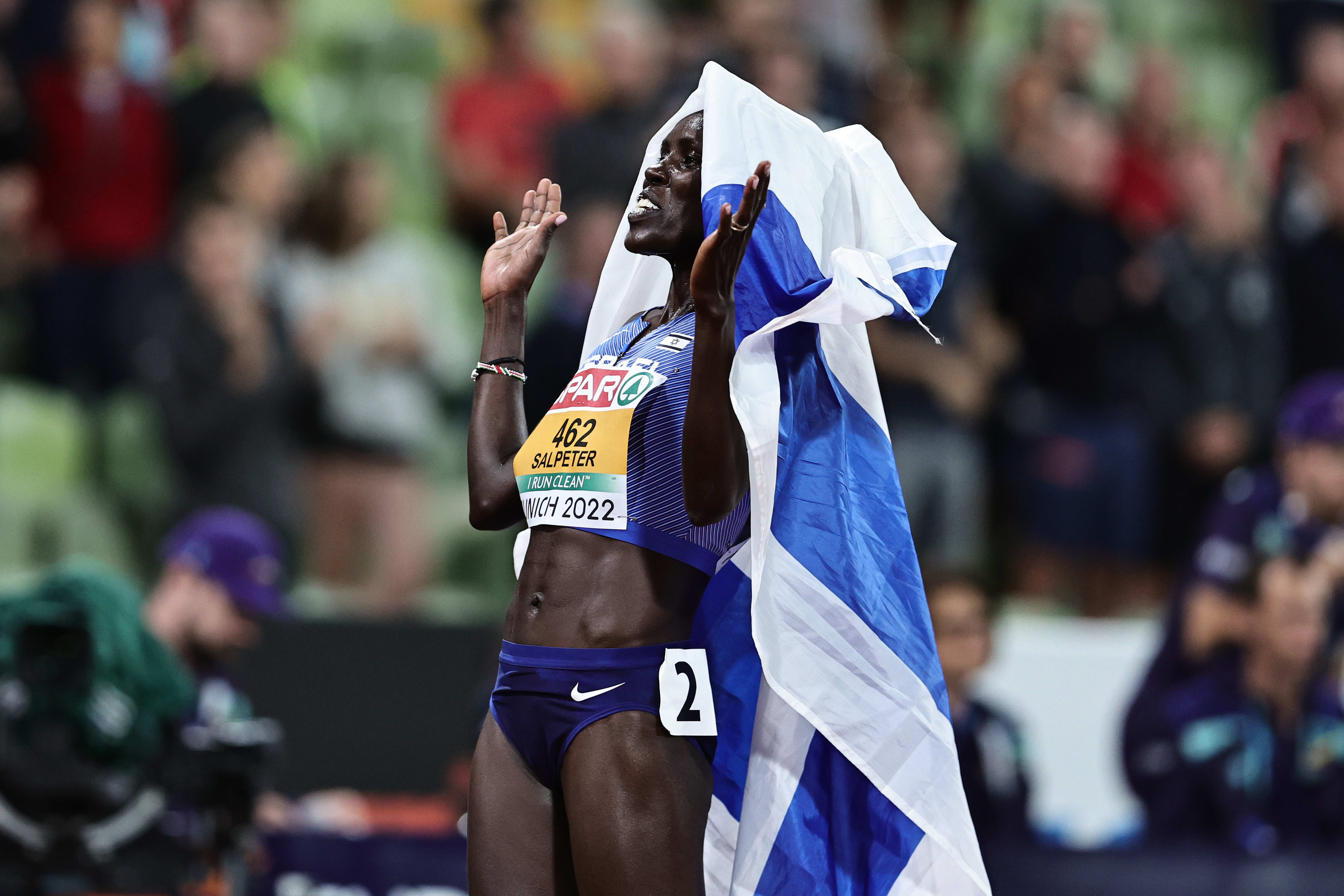 לונה צ'מטאי סלפטר רצה ישראלית אחרי זכייתה במדליית ארד באליפות אירופה