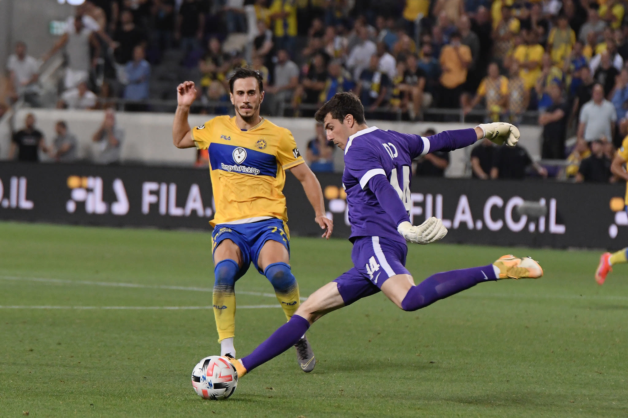 ג'וש כהן שוער מכבי חיפה מול אלכסנדר פשיץ' שחקן מכבי תל אביב