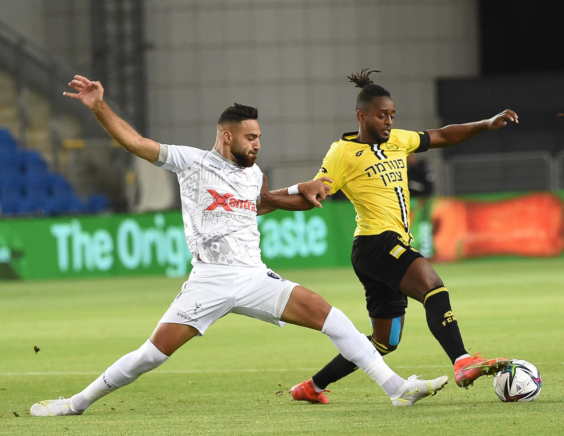 שחקן מכבי נתניה אביב אברהם מול שחקן בני סכנין איהאב גנאים