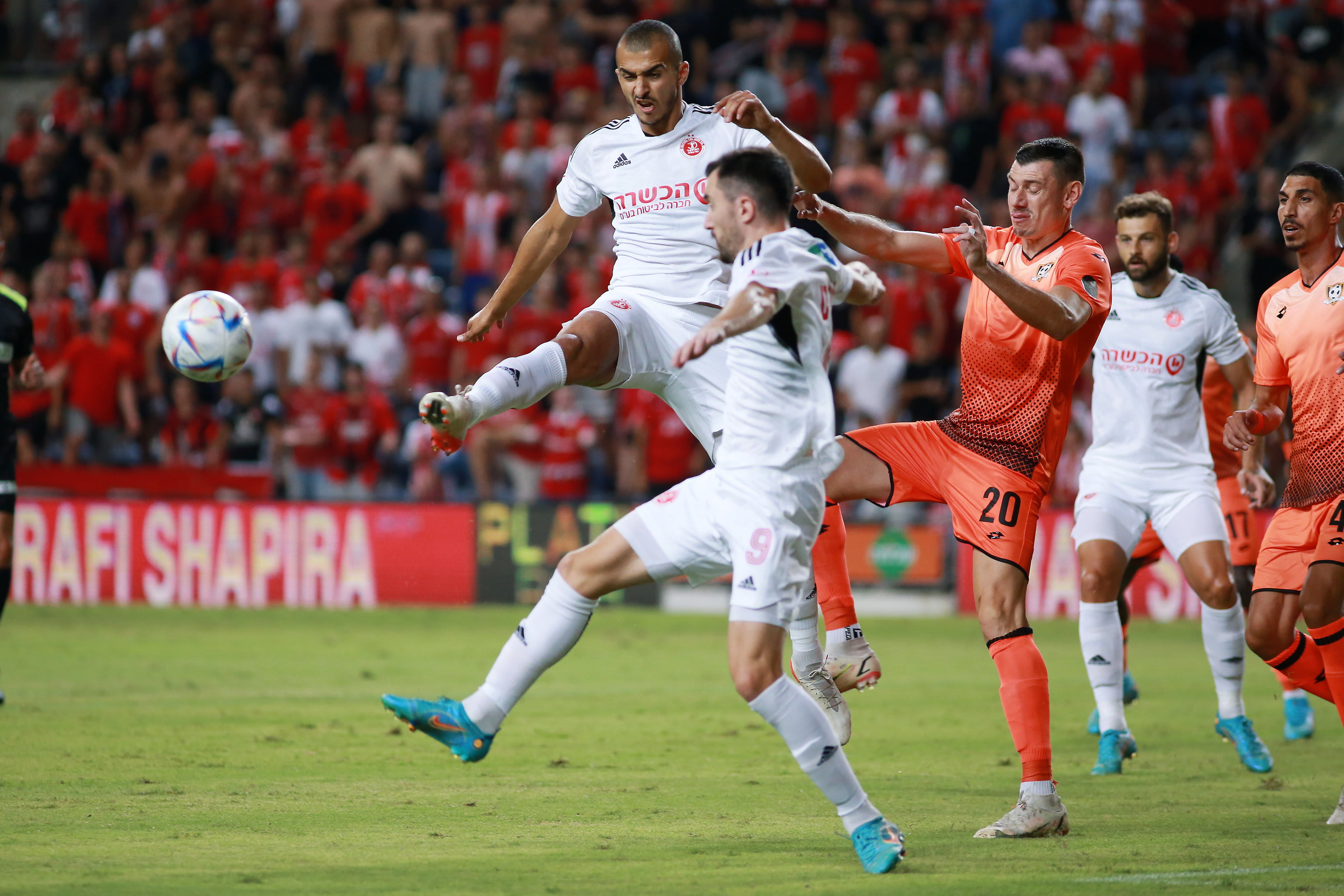 שחקן הפועל תל אביב קייס גאנם עם אלן אוז'בולט