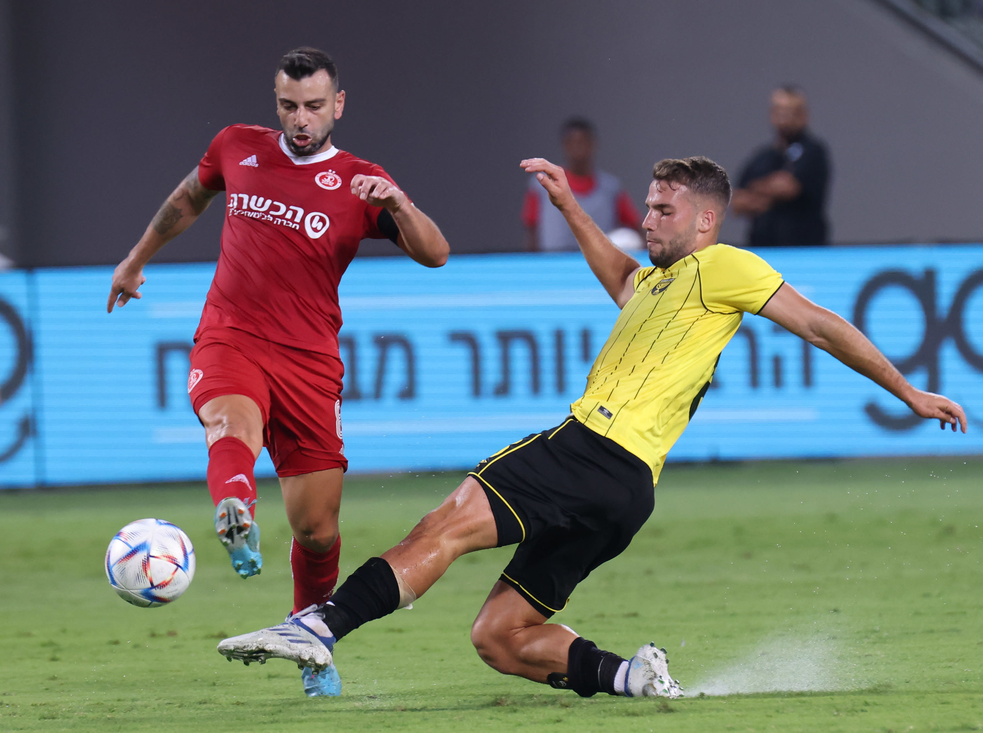 שחקן בית"ר ירושלים אביאל זרגרי, מול שחקן הפועל תל אביב שלומי אזולאי