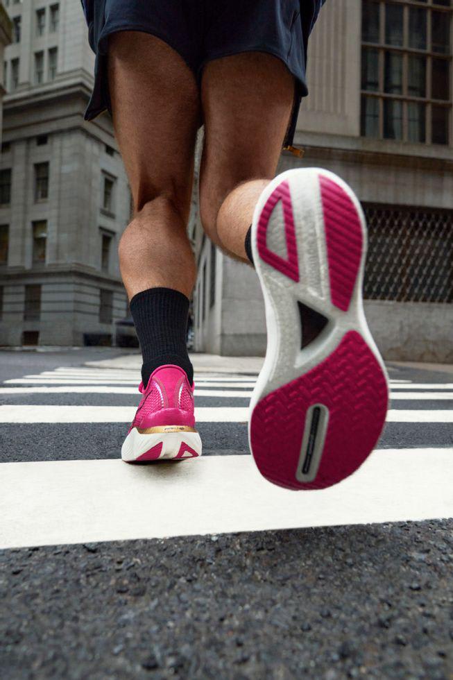 נועם ממו עם נעל סאקוני