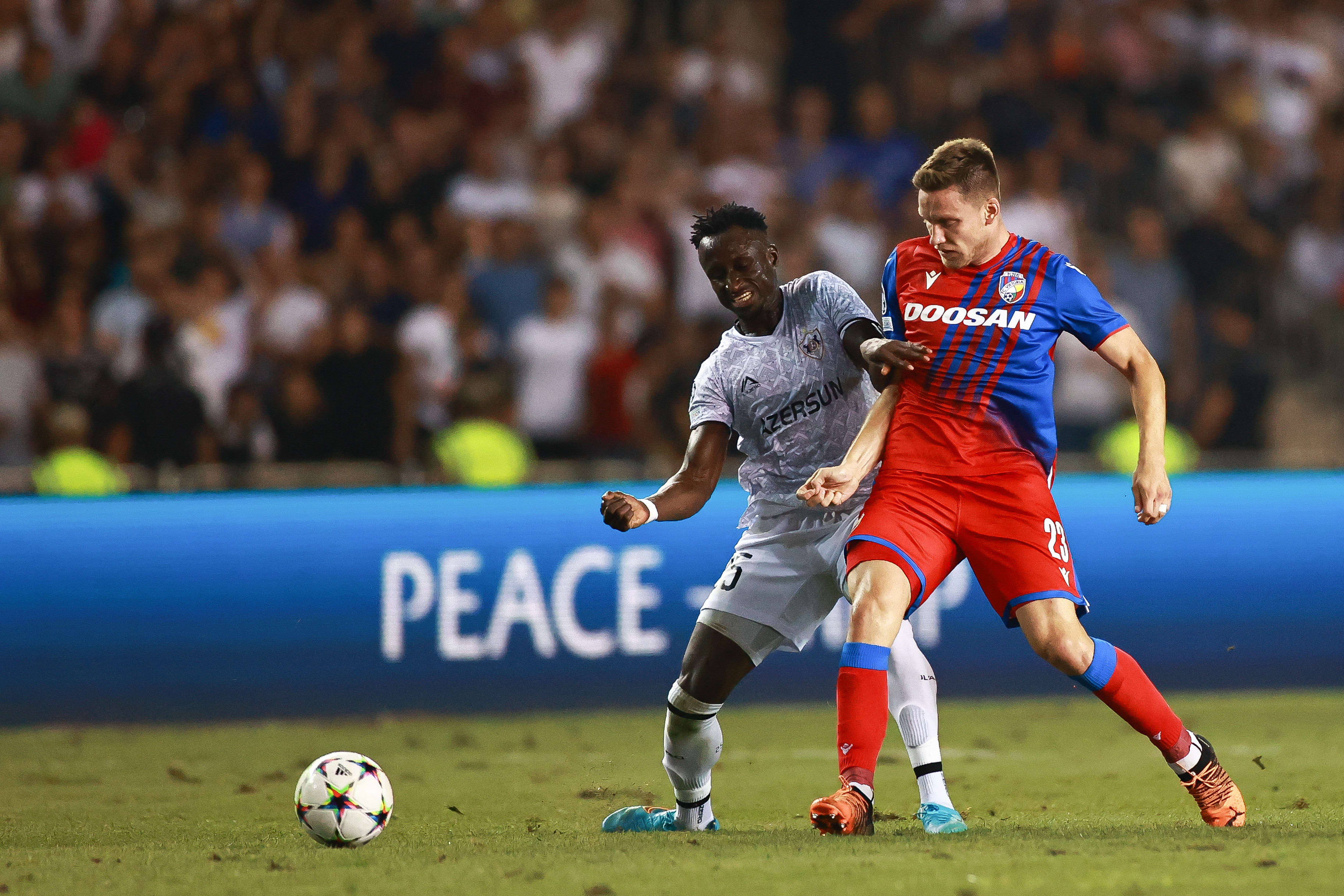 שחקן קרבאח איברהימה וואג'י מול שחקן ויקטוריה פלזן לוקאש קלבאץ'