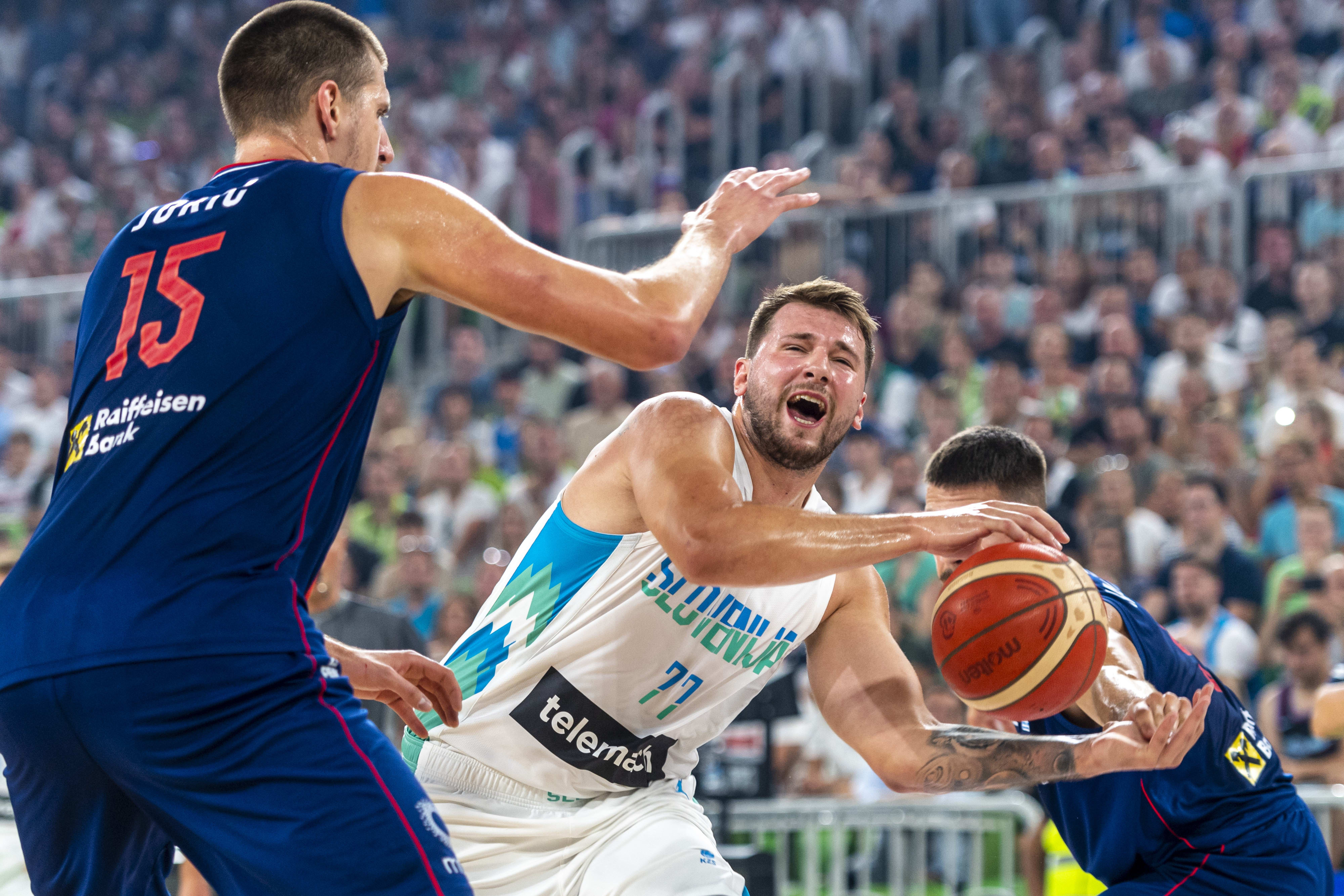 שחקן נבחרת סלובניה לוקה דונצ'יץ' מול שחקן נבחרת סרביה ניקולה יוקיץ'