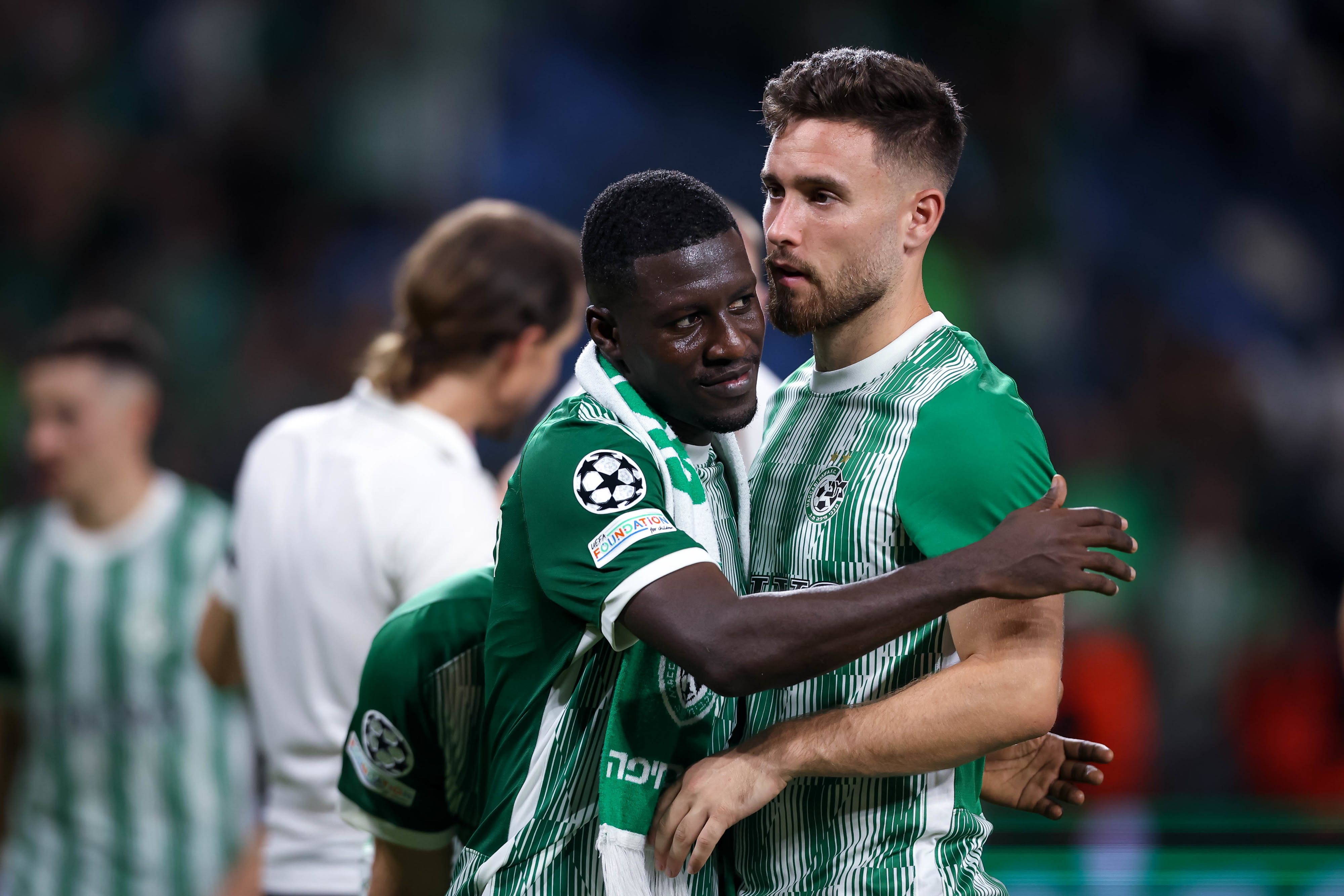 עופרי ארד עם עלי מוחמד שחקני מכבי חיפה חוגגים