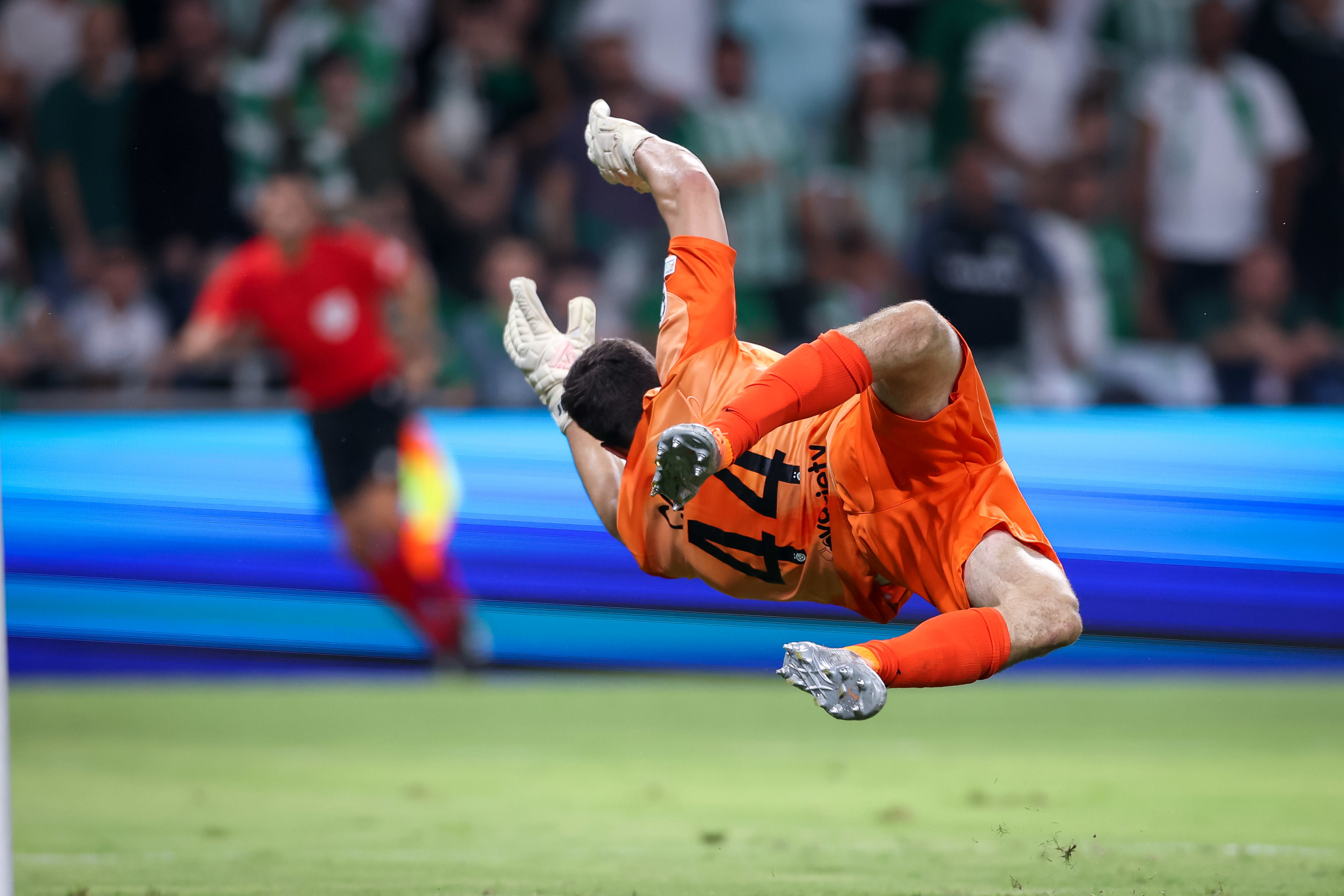 ג'וש כהן שוער מכבי חיפה סופג שער