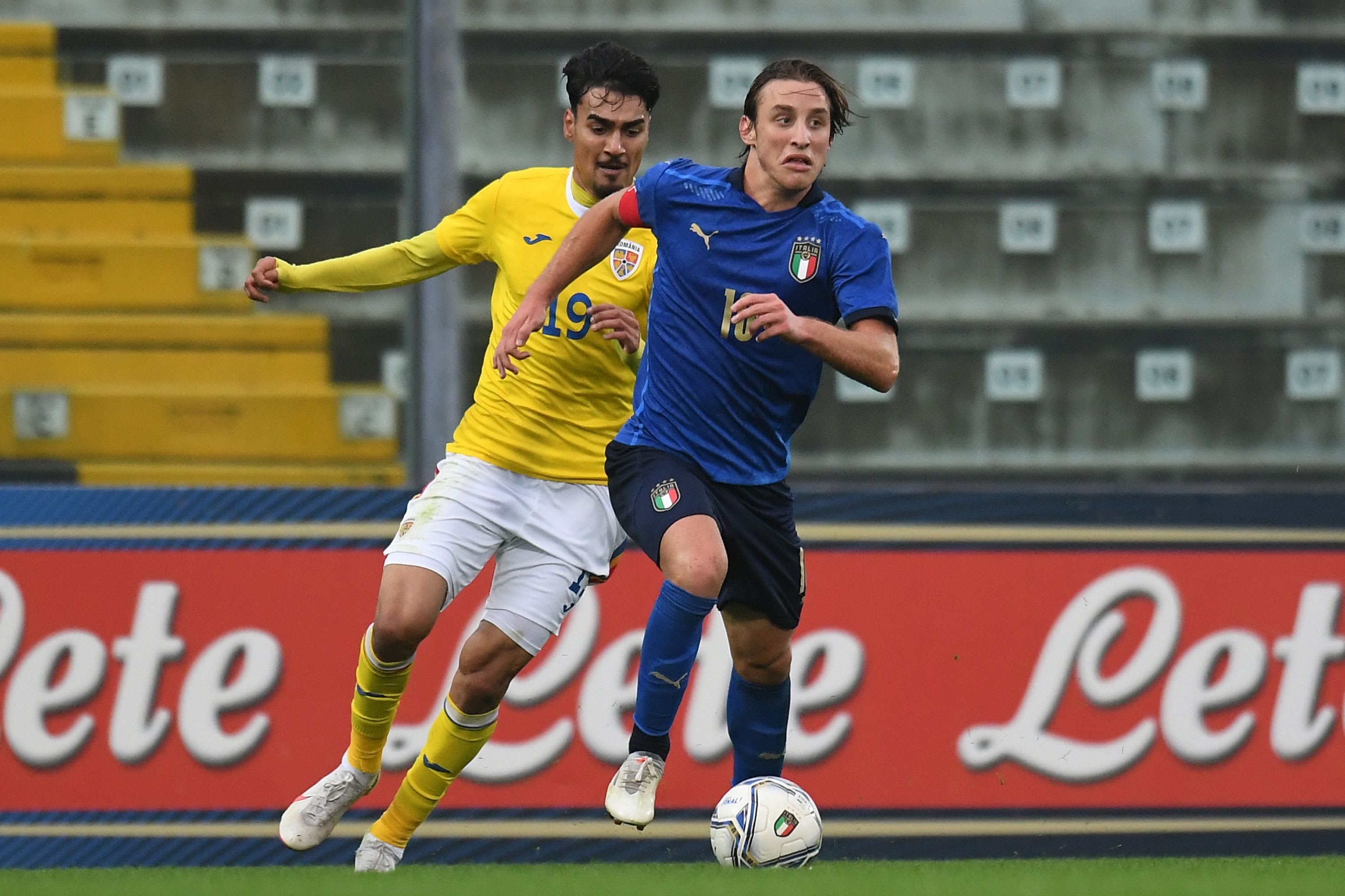 שחקן נבחרת רומניה שטפן באיארם מול שחקן נבחרת איטליה הצעירה אדוארדו בובי