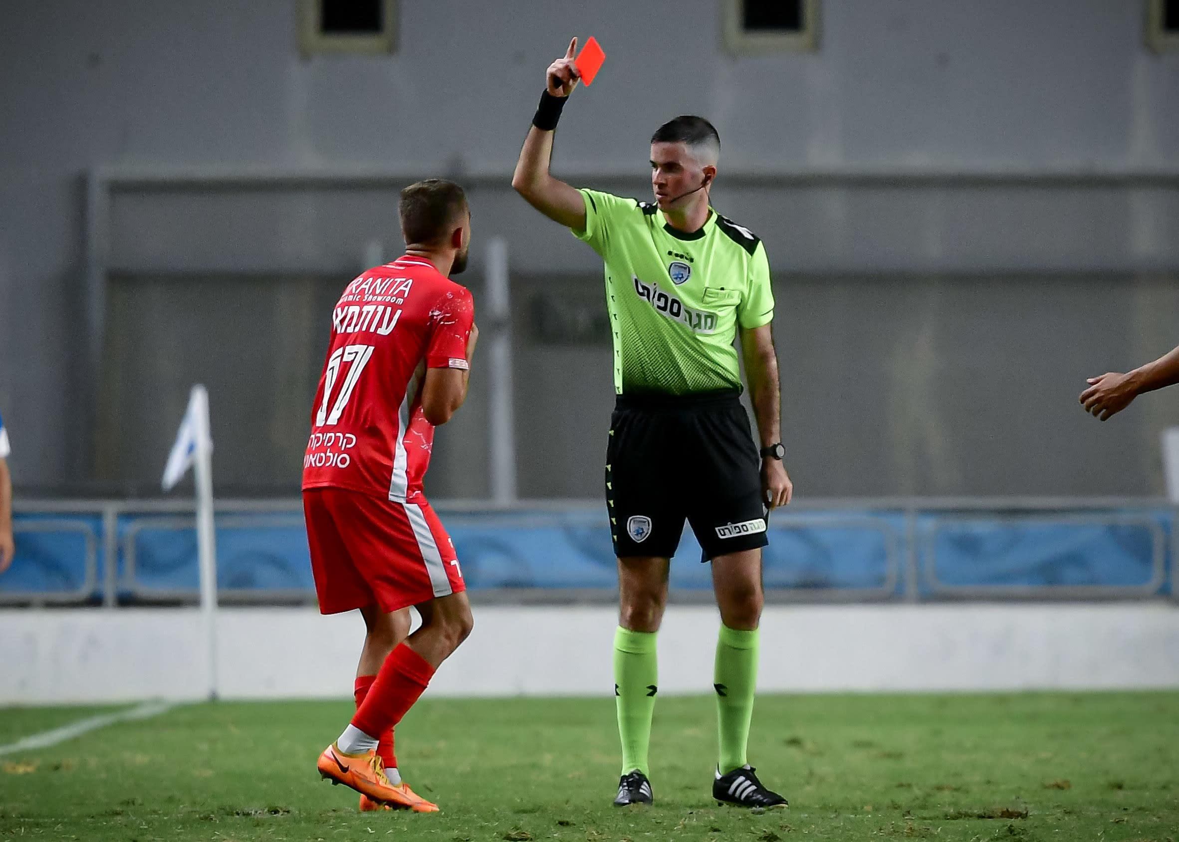 השופט רפאל גבע מרחיק את מוחמד עוסמאן שחקן מ.ס. כפר קאסם