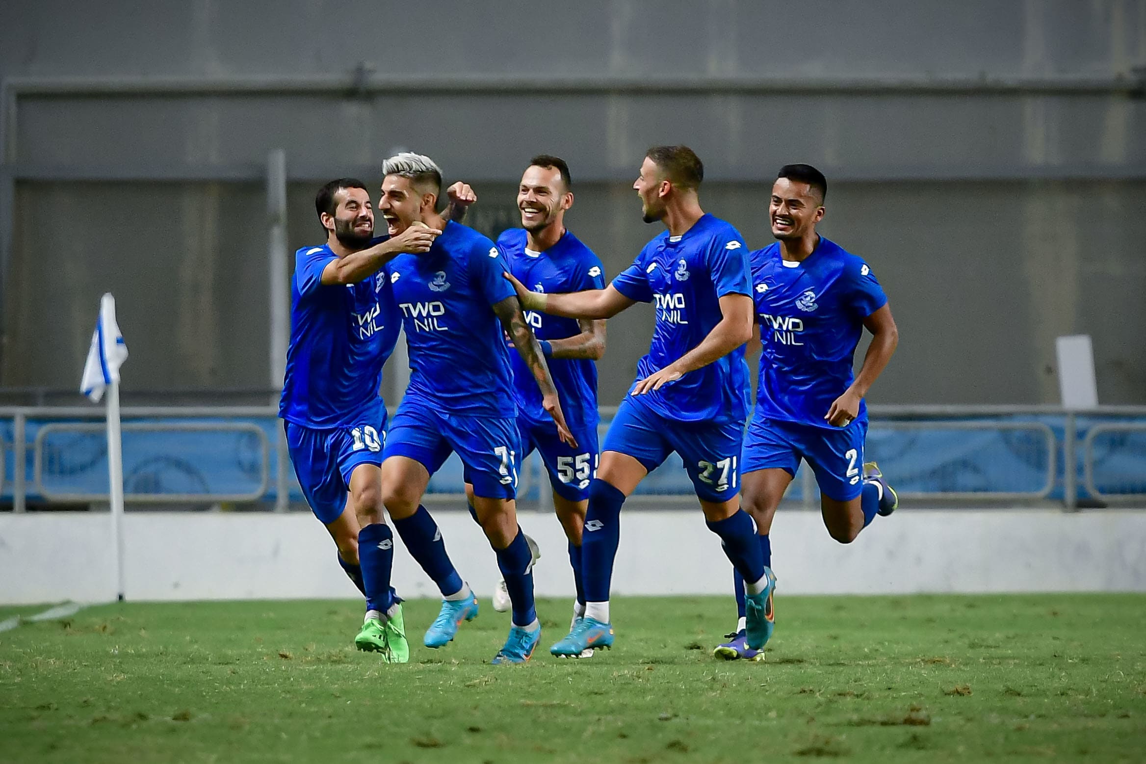 שחקני הפועל פתח תקוה חוגגים עם עידן שמש