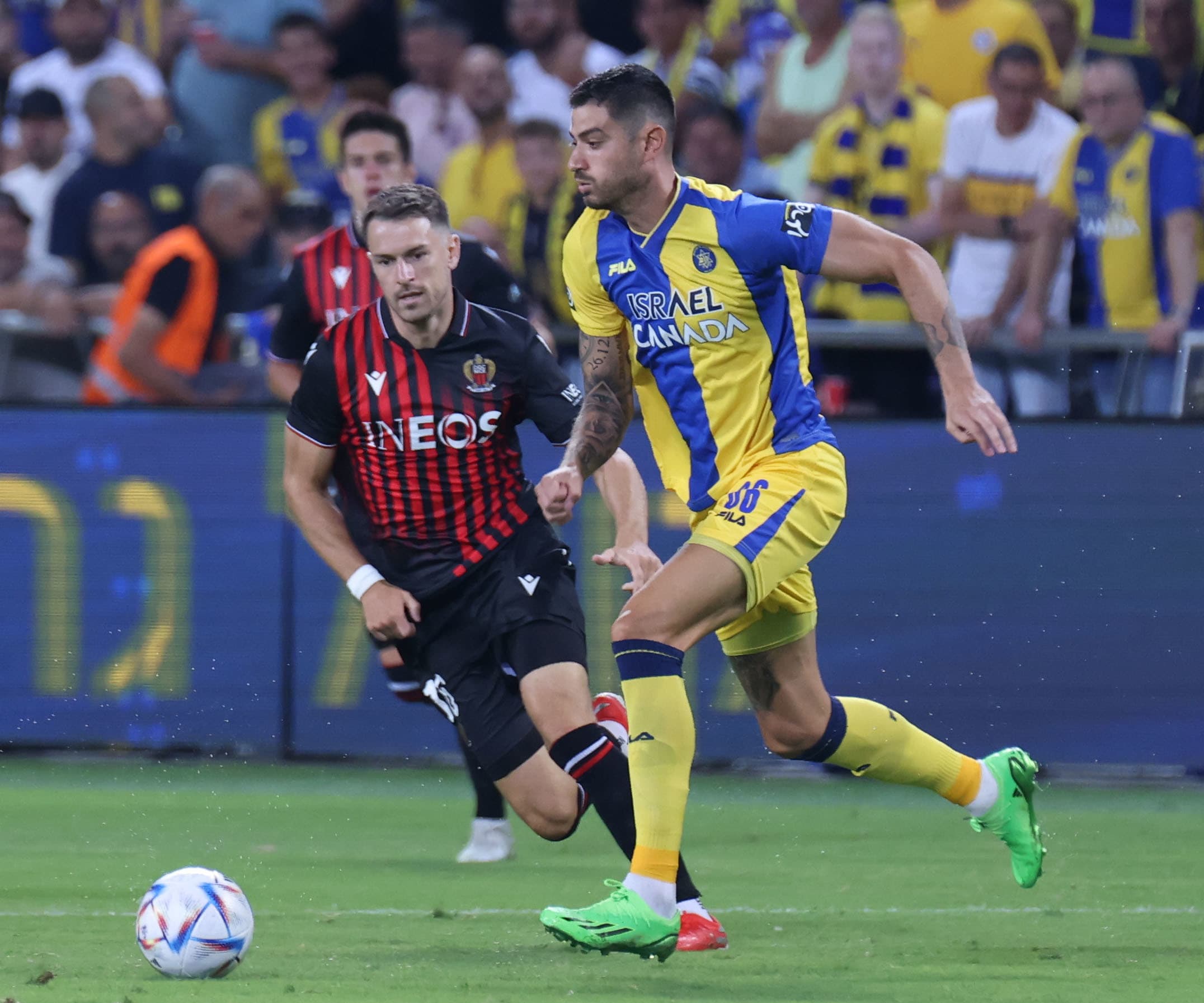 שחקן ניס ארון ראמזי, מול ניר ביטון, שחקן מכבי תל אביב