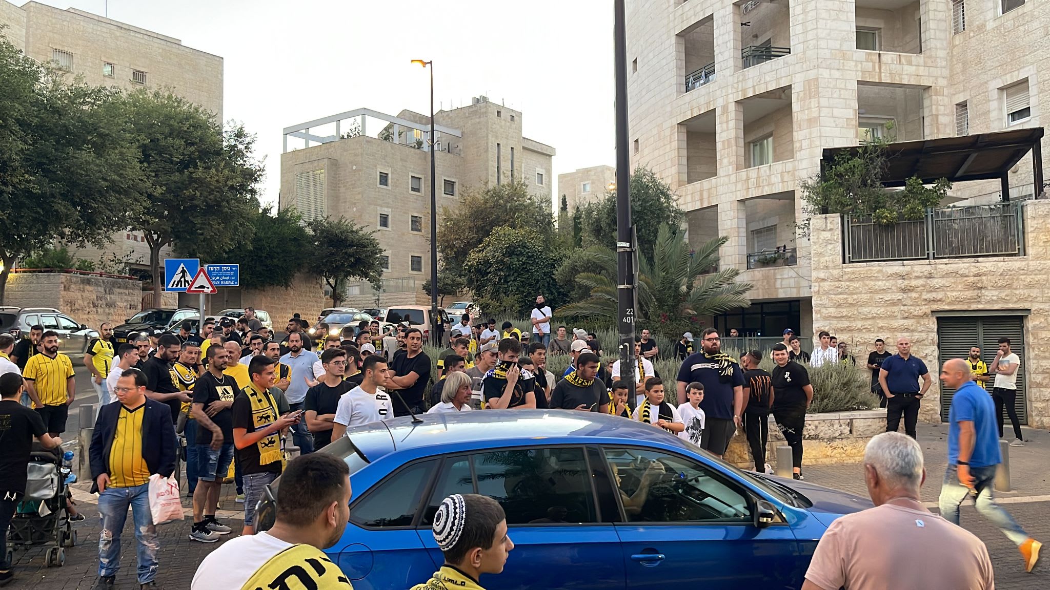 אוהדי בית"ר ירושלים מפגינים מול ביתה של סיגלית סייג