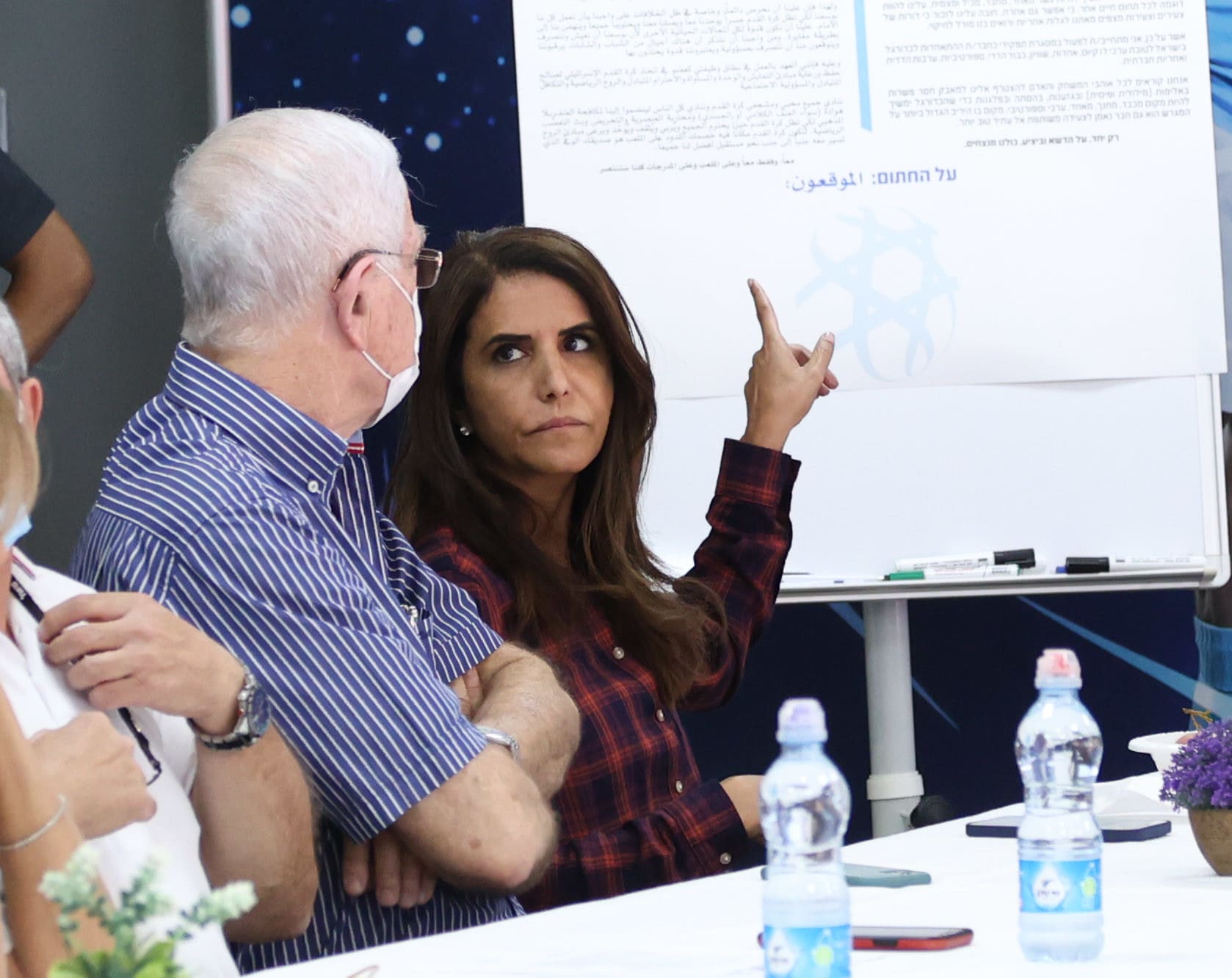 בעלי הפועל באר שבע אלונה ברקת עם נשיא מכבי חיפה יעקב שחר בישיבת ההתאחדות לכדורגל