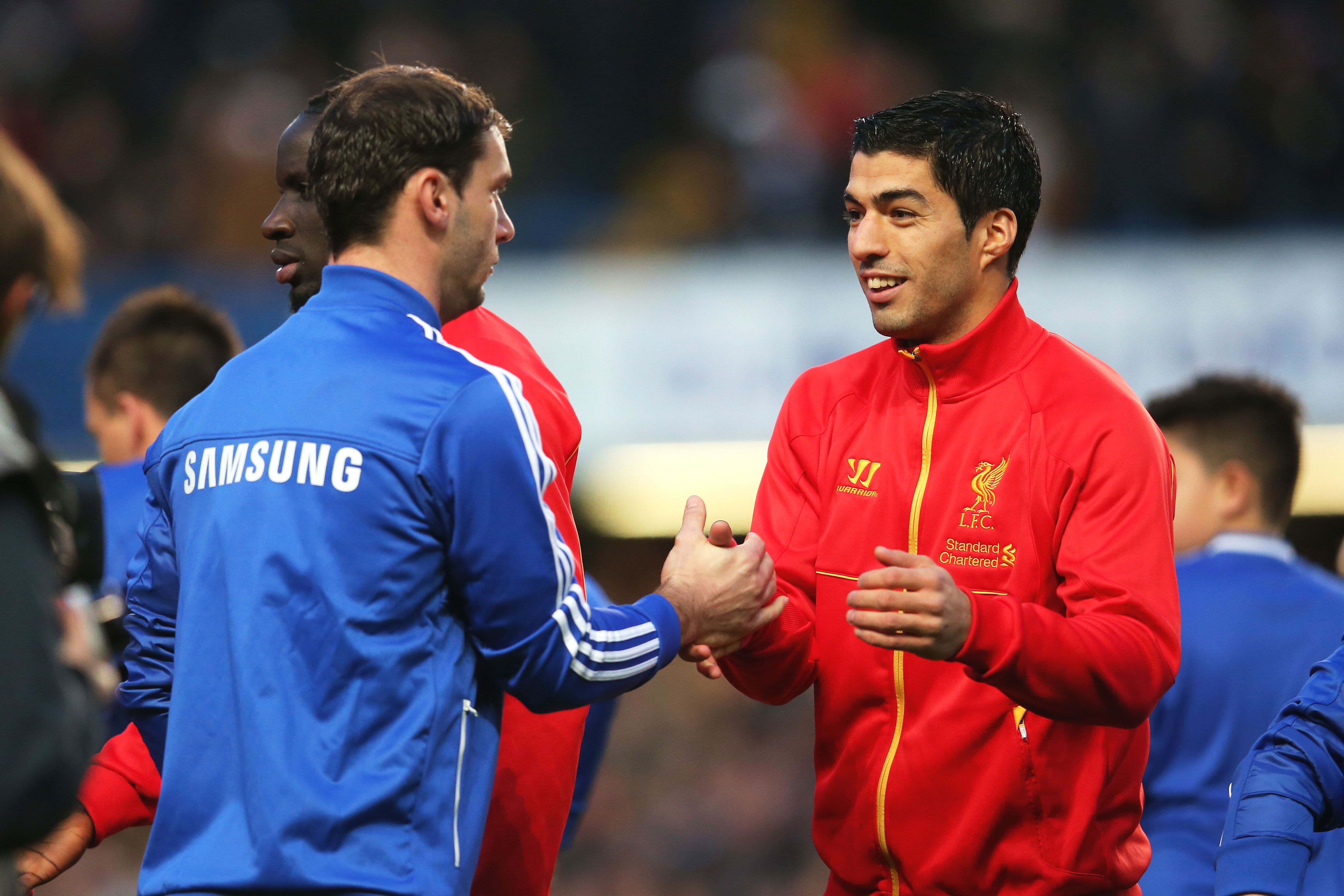 שחקן ליברפול לואיס סוארס לוחץ יד לשחקן צ'לסי ברניסלב איבנוביץ'