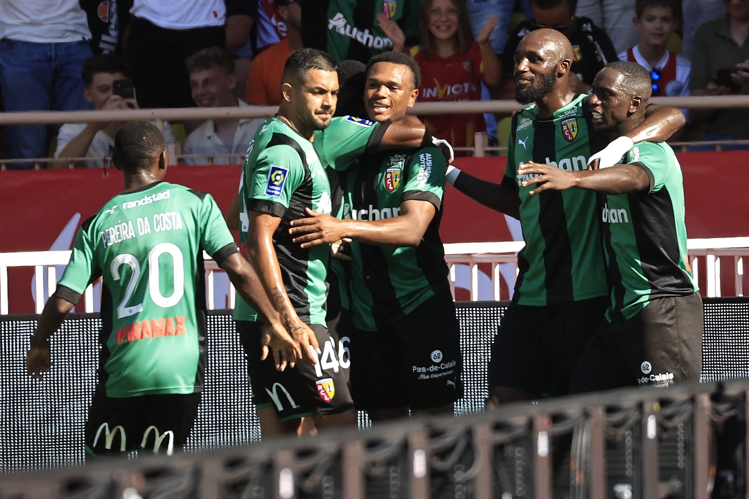 שחקני לאנס חוגגים עם לואיס אופנדה