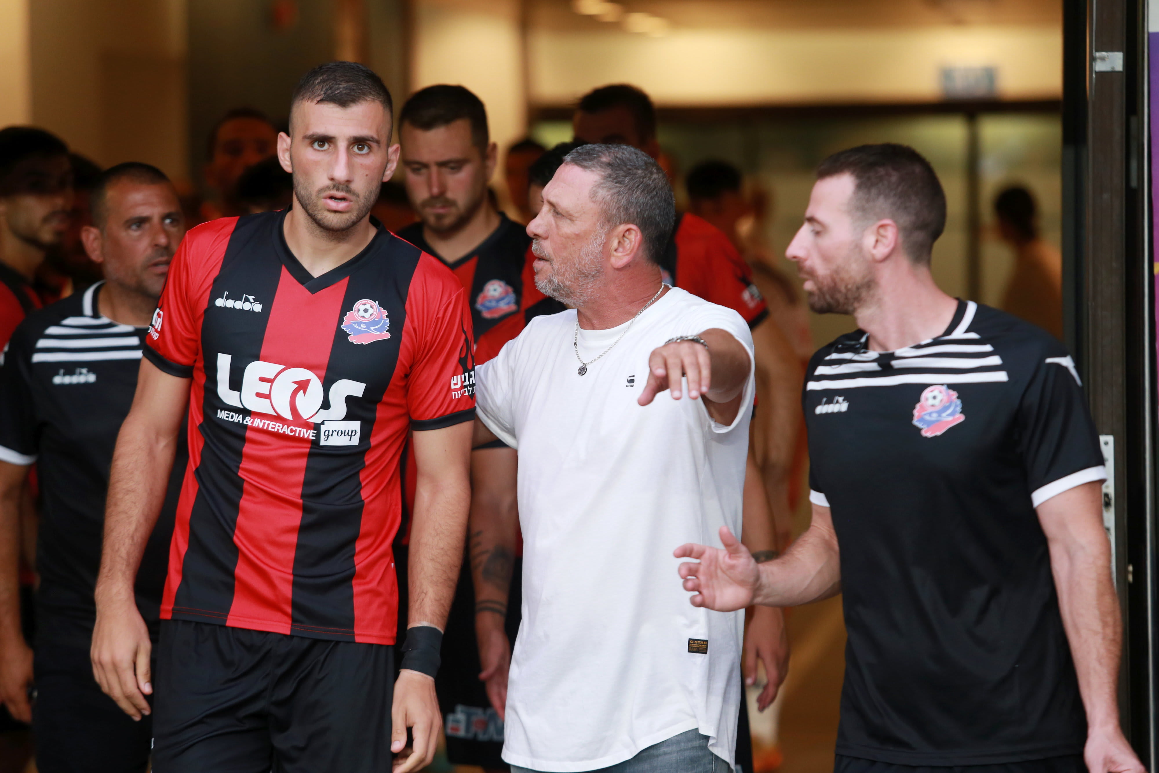 מאמן הפועל חיפה ניר קלינגר, עם קונסטנטינוס סוטיריו