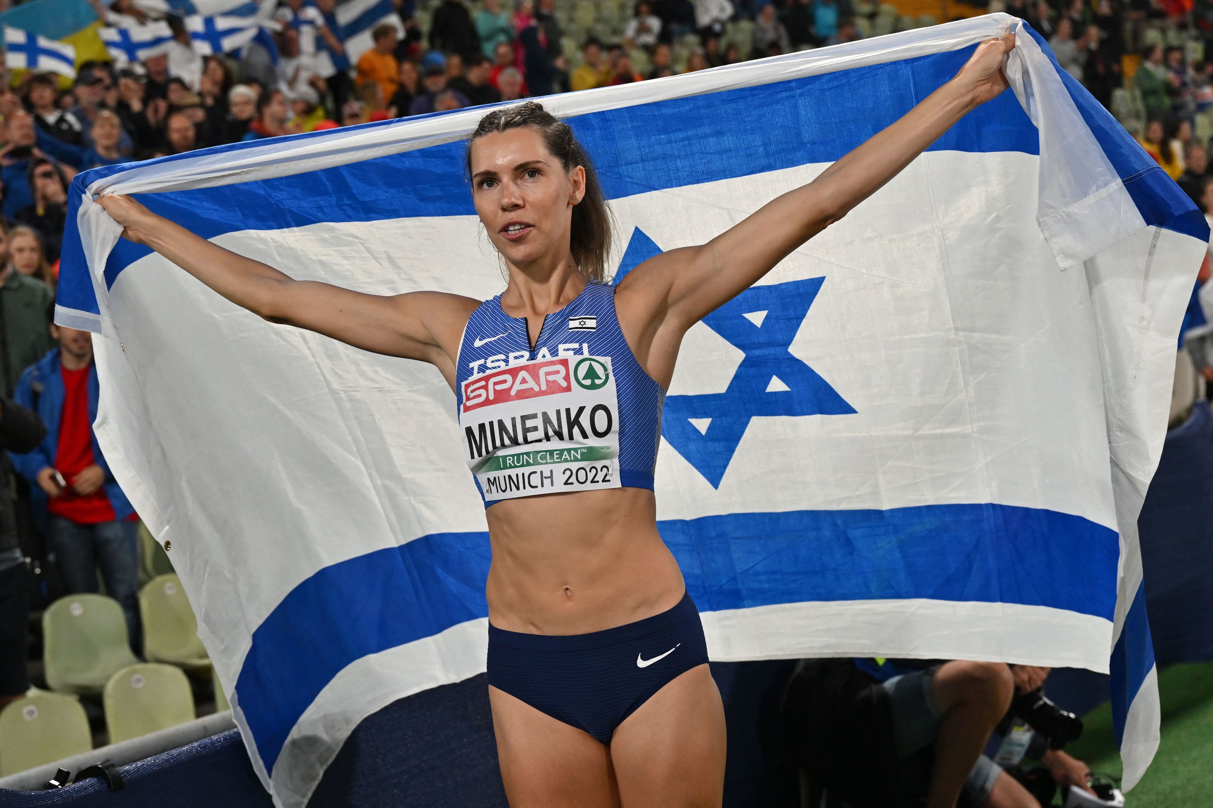 חנה קנייזבה מיננקו אחרי מדליית הארד באליפות אירופה במינכן