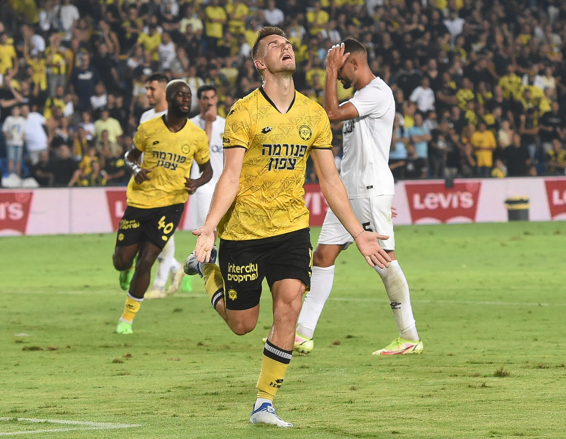 איגור זלאטנוביץ' שחקן מכבי נתניה חוגג שלושער