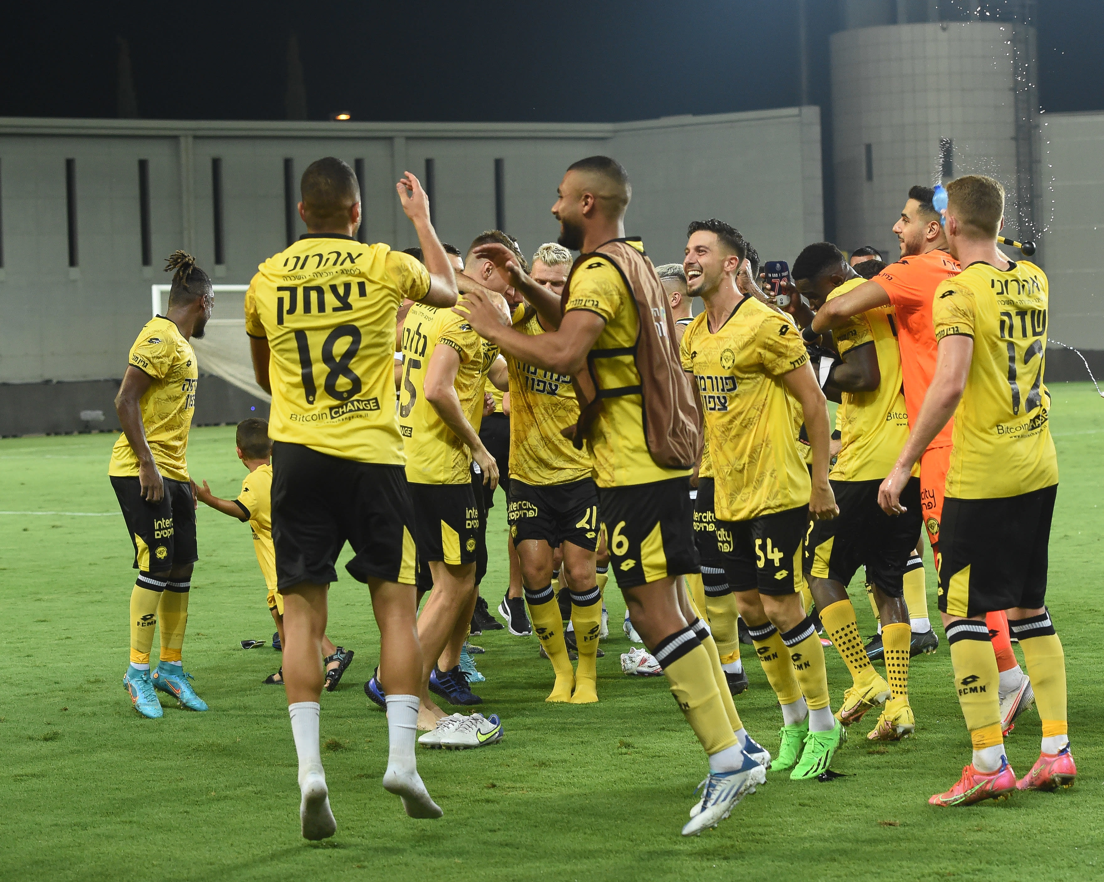 שחקני מכבי נתניה חוגגים