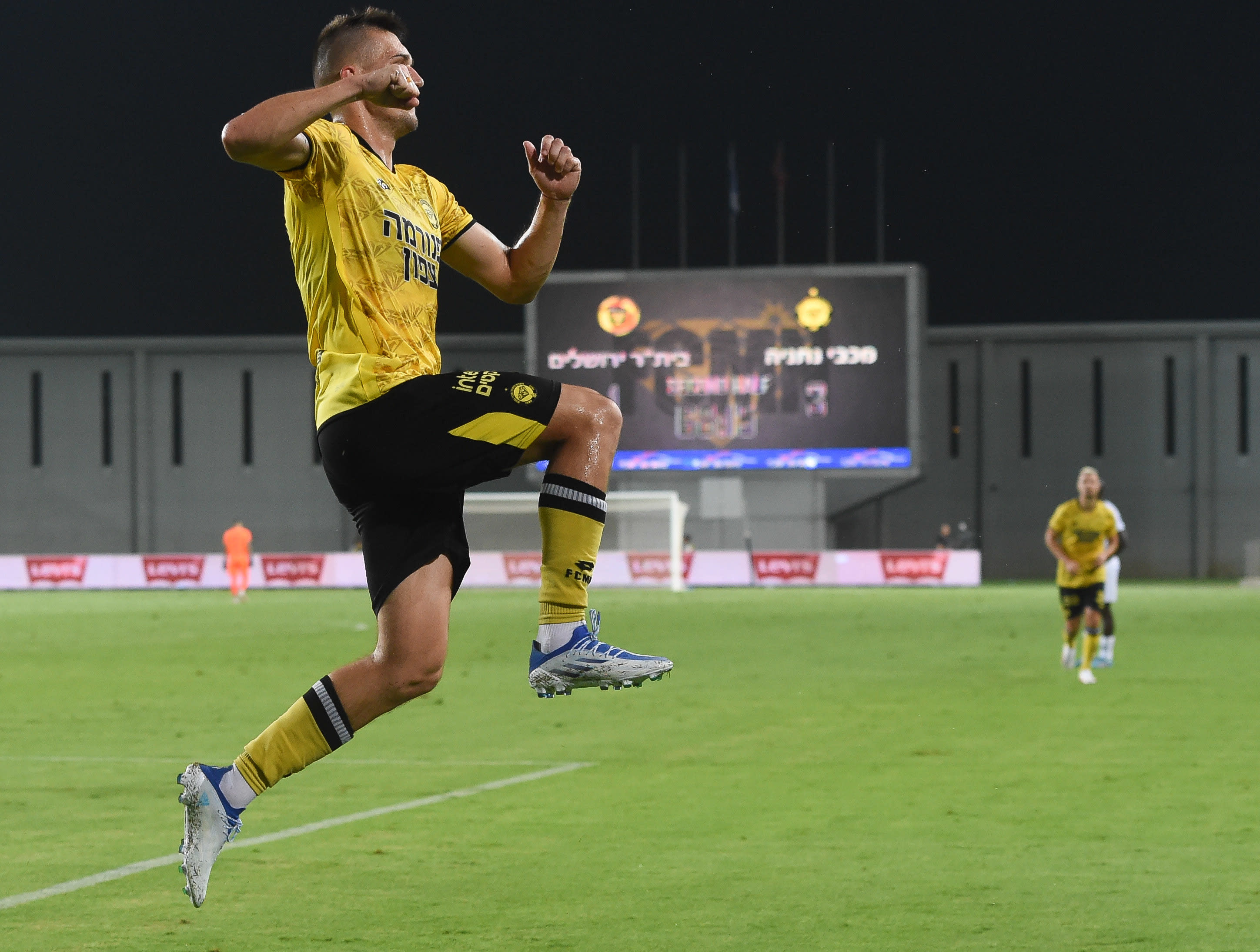 איגור זלאטנוביץ' שחקן מכבי נתניה חוגג שלושער