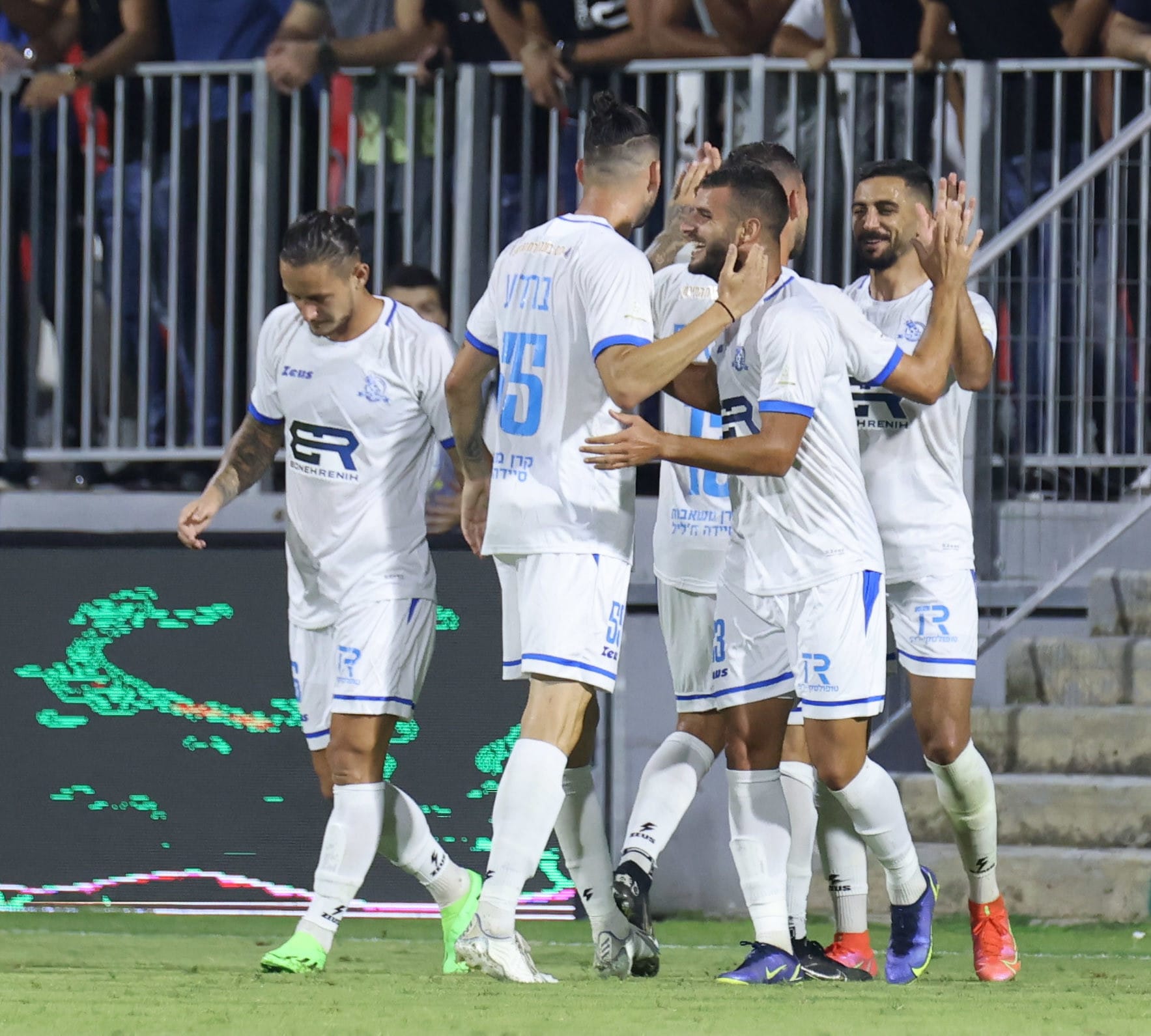 שחקני בני ריינה חוגגים