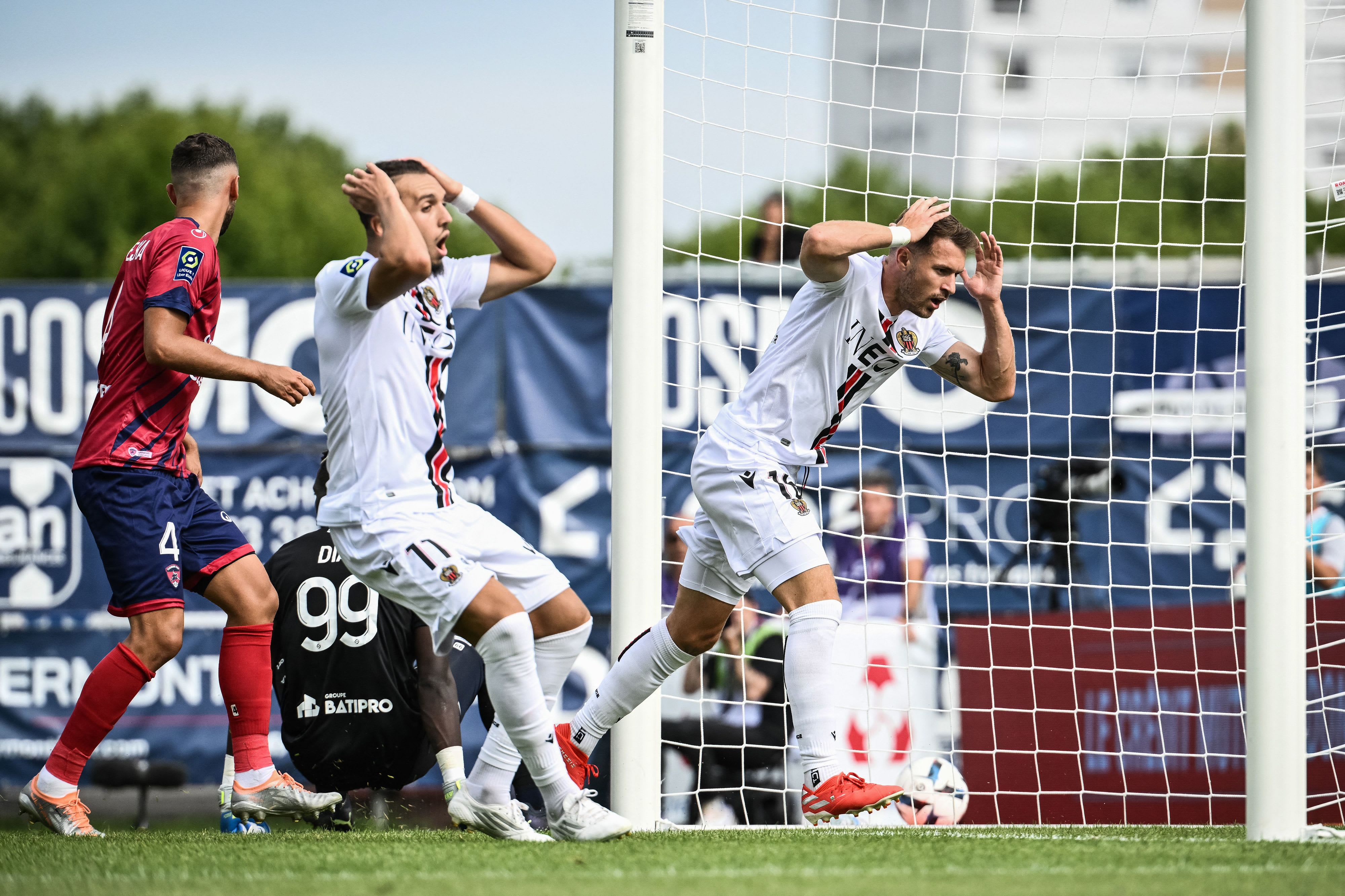 ארון ראמזי (מימין) עם אמין גואירי שחקני ניס מאוכזבים