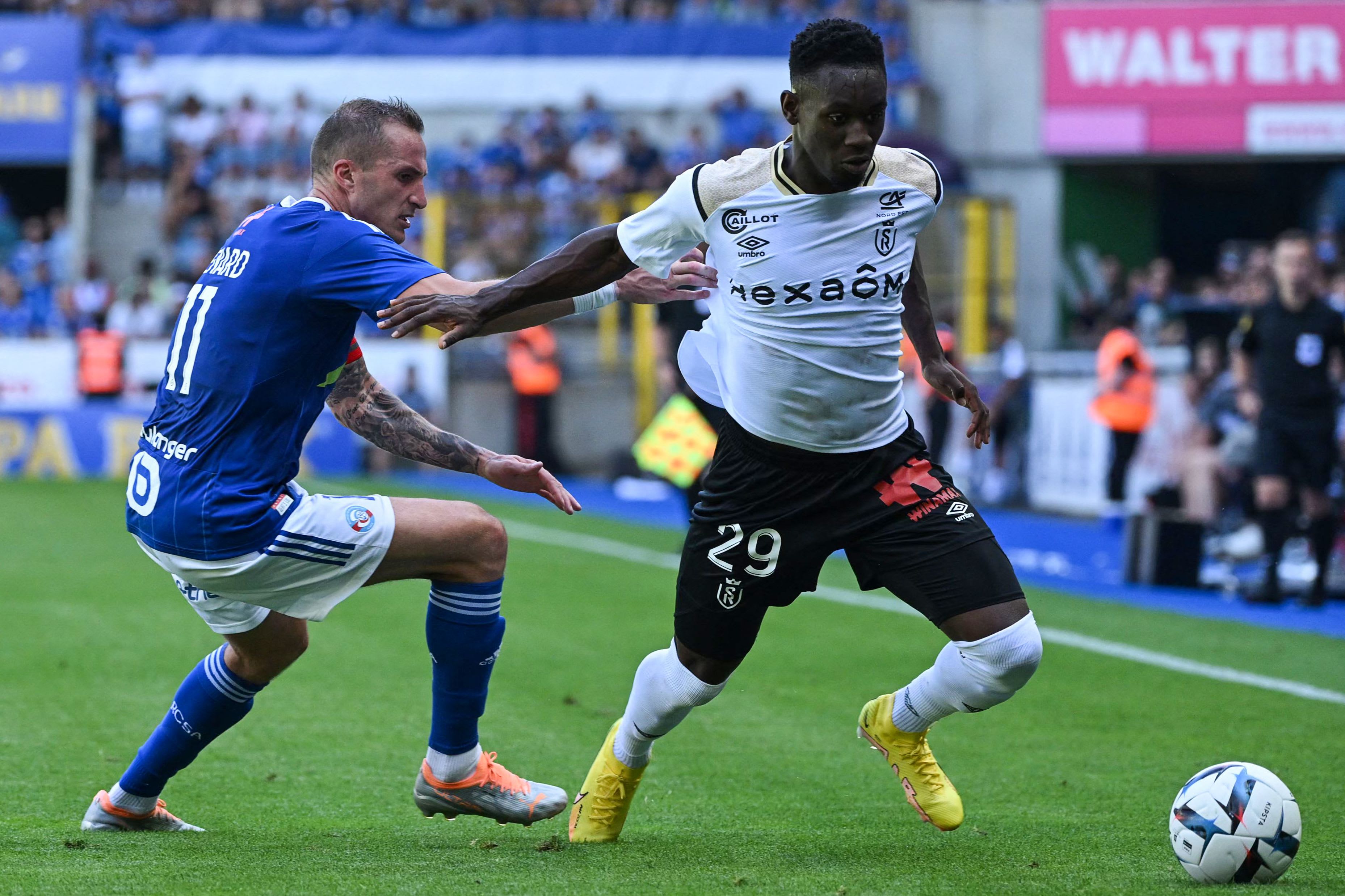 פולארין באלוגון שחקן ריימס לפני דימיטרי ליינאר שחקן שטרסבורג