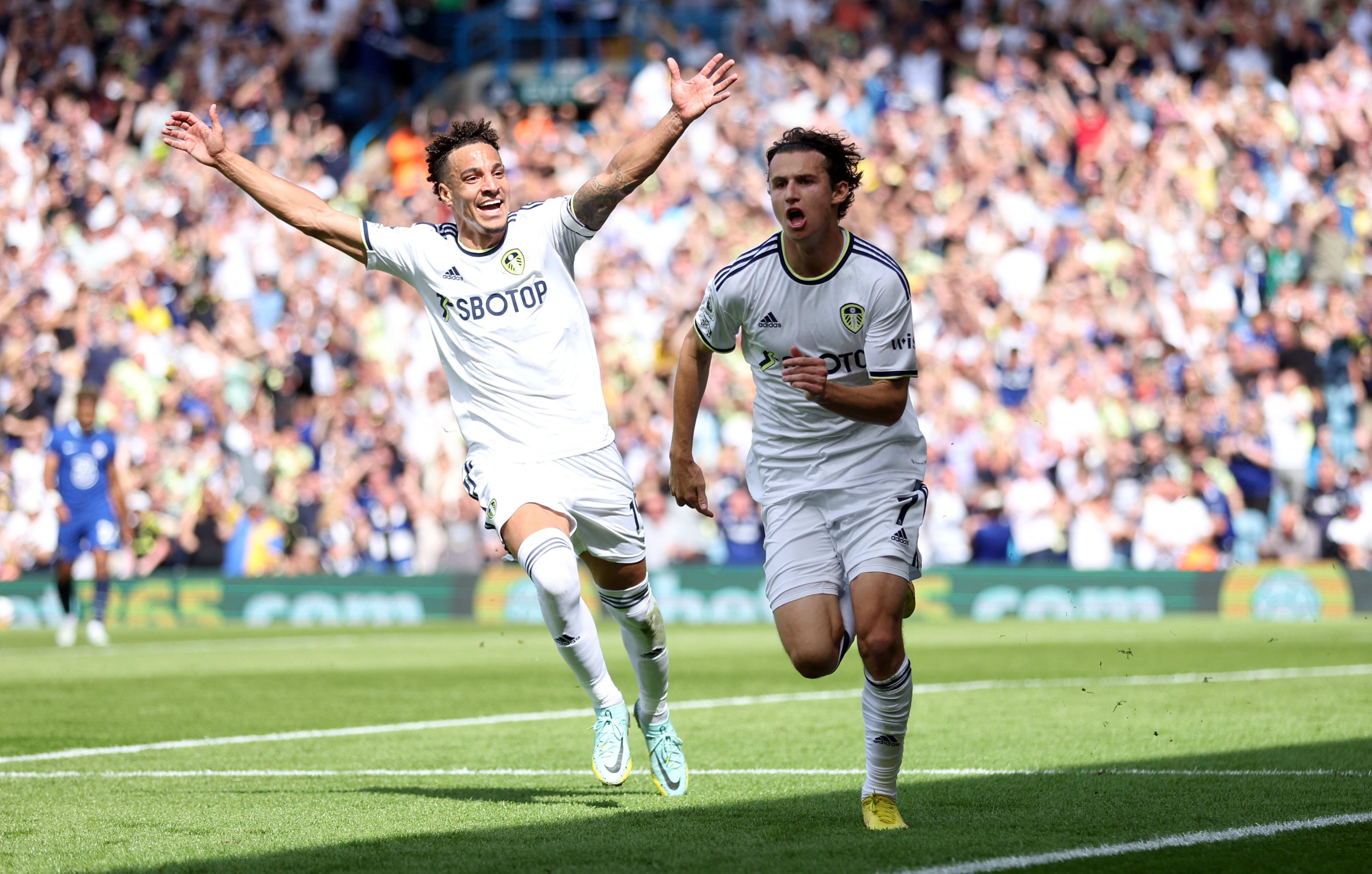 שחקני לידס ברנדן ארונסון, רודריגו מורנו חוגגים