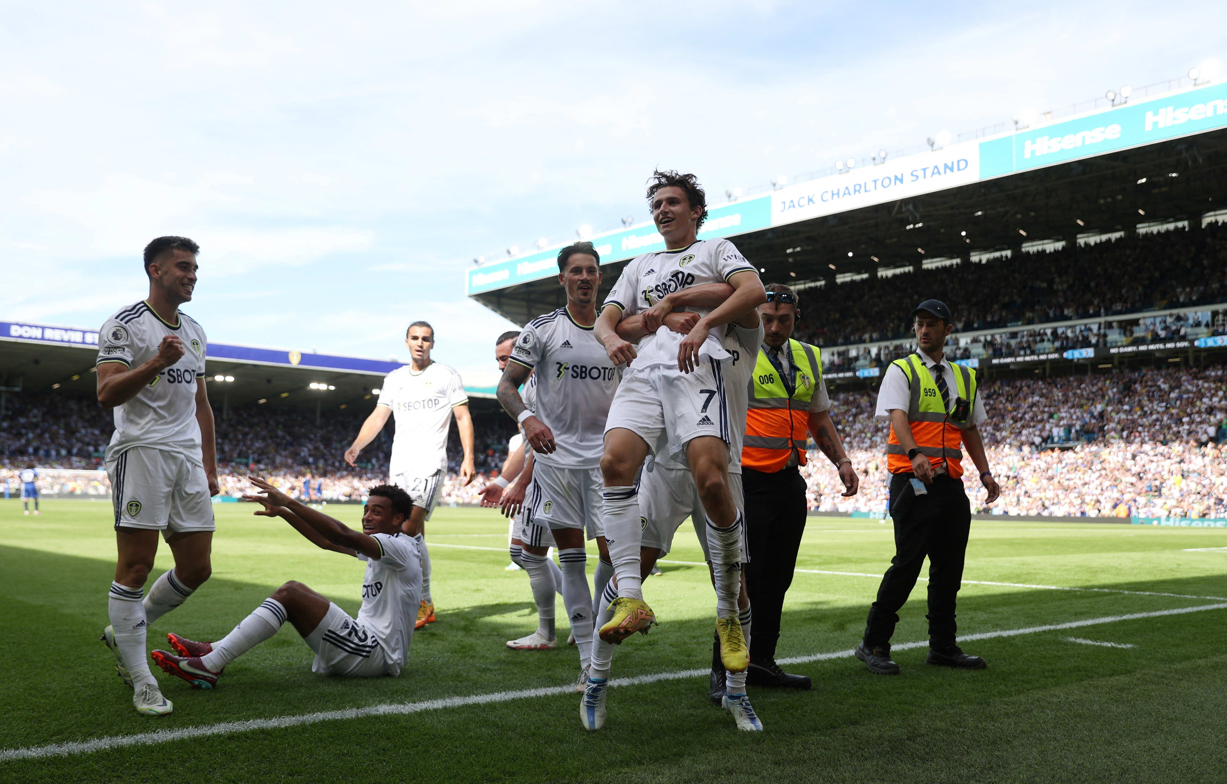 שחקני לידס חוגגים עם ברנדן ארונסון