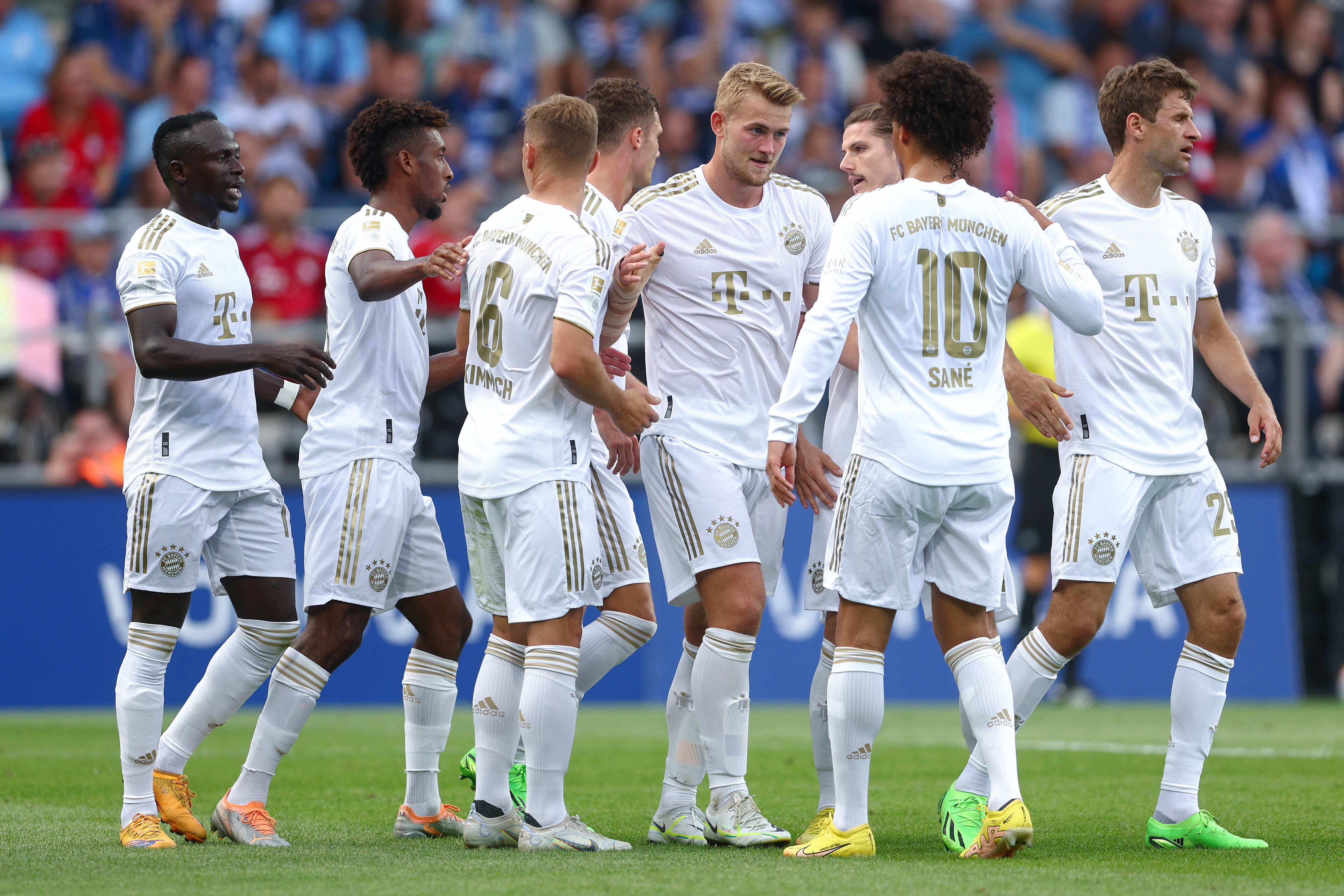 שחקני באיירן מינכן חוגגים עם מתייס דה ליכט