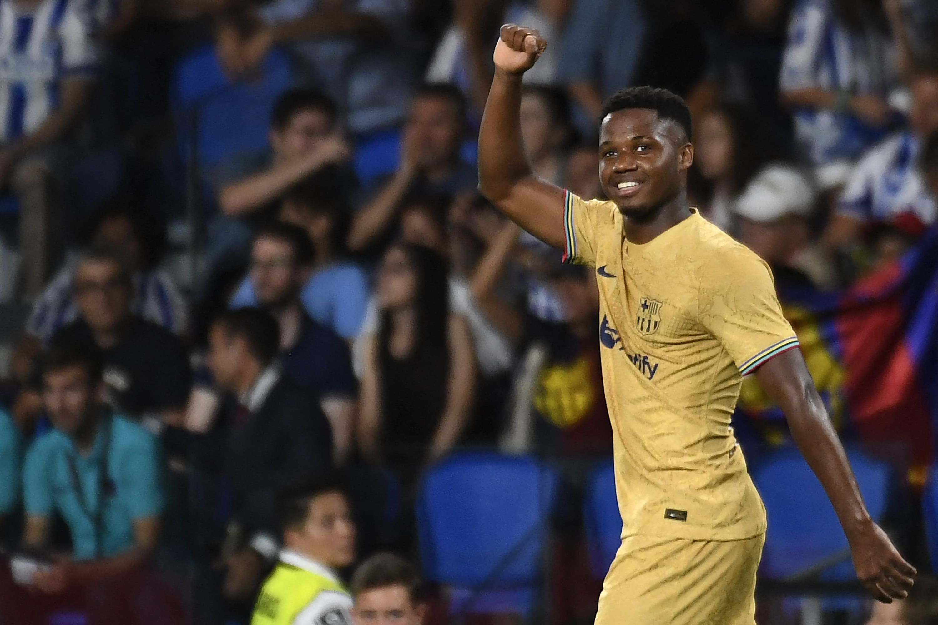 שחקן ברצלונה אנסו פאטי חוגג