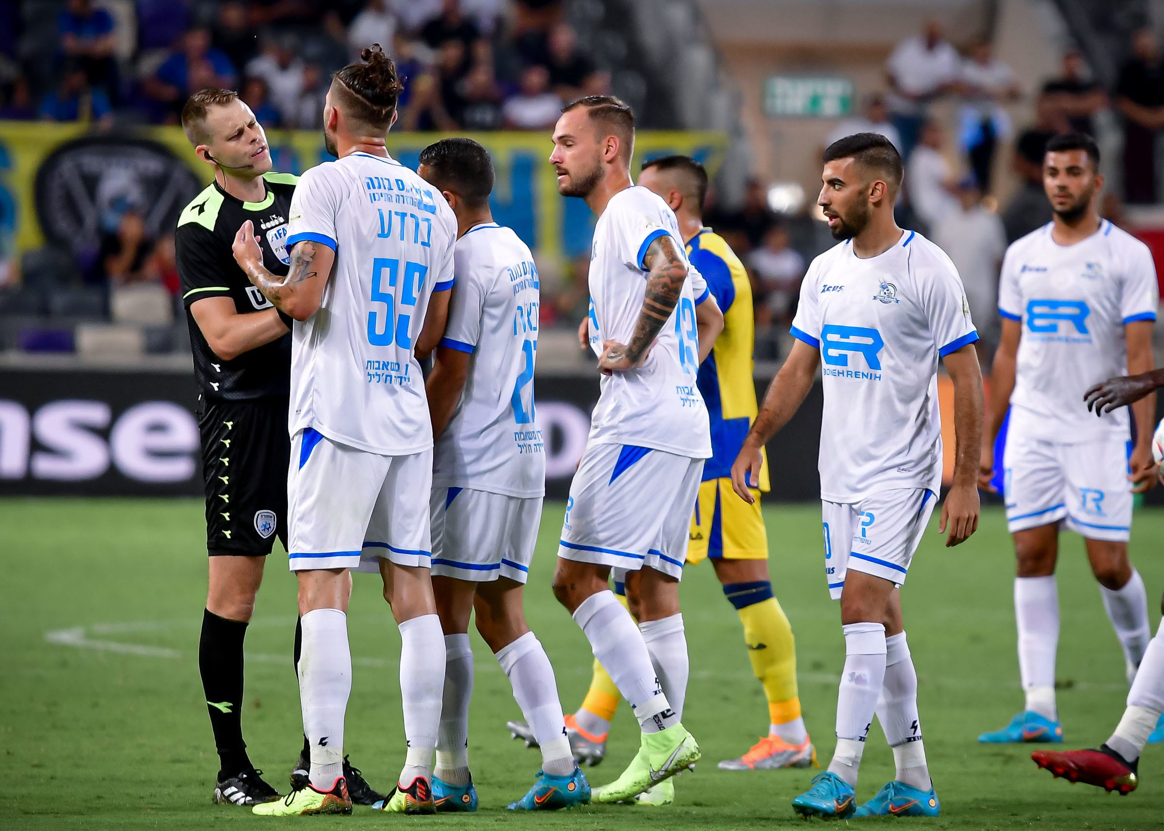 שחקני בני ריינה עם השופט יגאל פריד