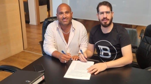 ברק אברמוב חותם על רכישת בית"ר ירושלים מידי משה חוגג