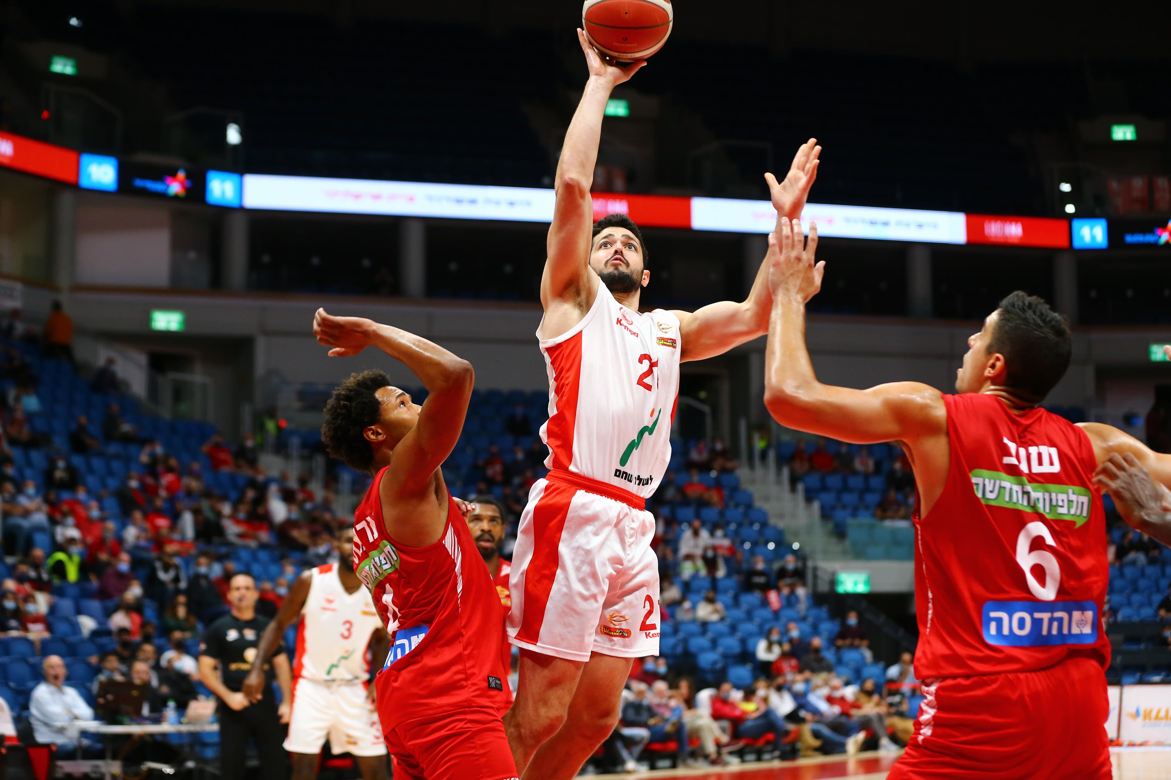 שחקן הפועל באר שבע טראוויס ווריק מול שחקן הפועל ירושלים איתי שגב