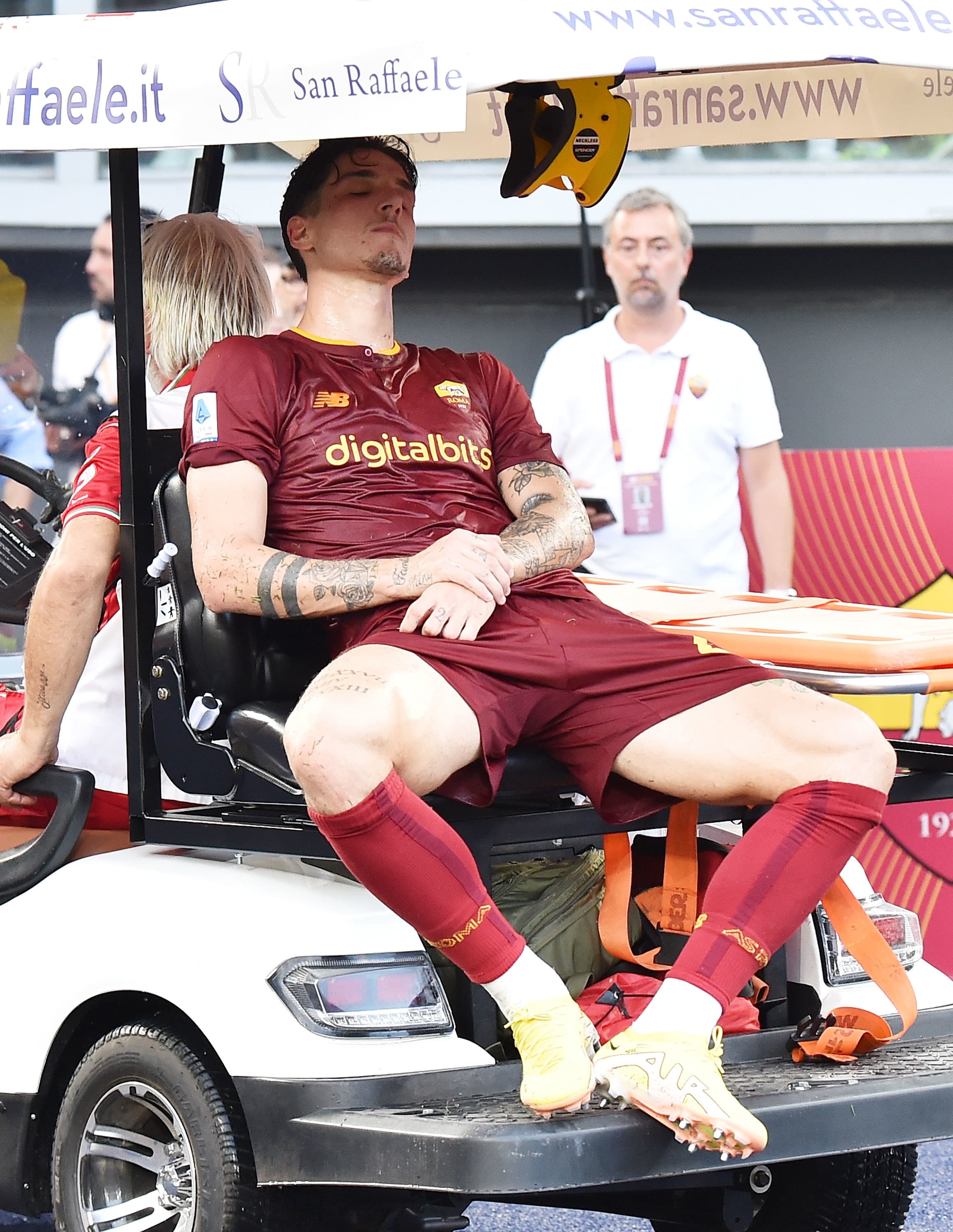 ניקולו זאניולו, שחקן רומא מפונה מהמגרש אחרי שנפצע