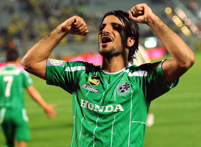 ליאור רפאלוב שחקן מכבי חיפה עושה שריר לאחר ניצחון על מכבי תל אביב