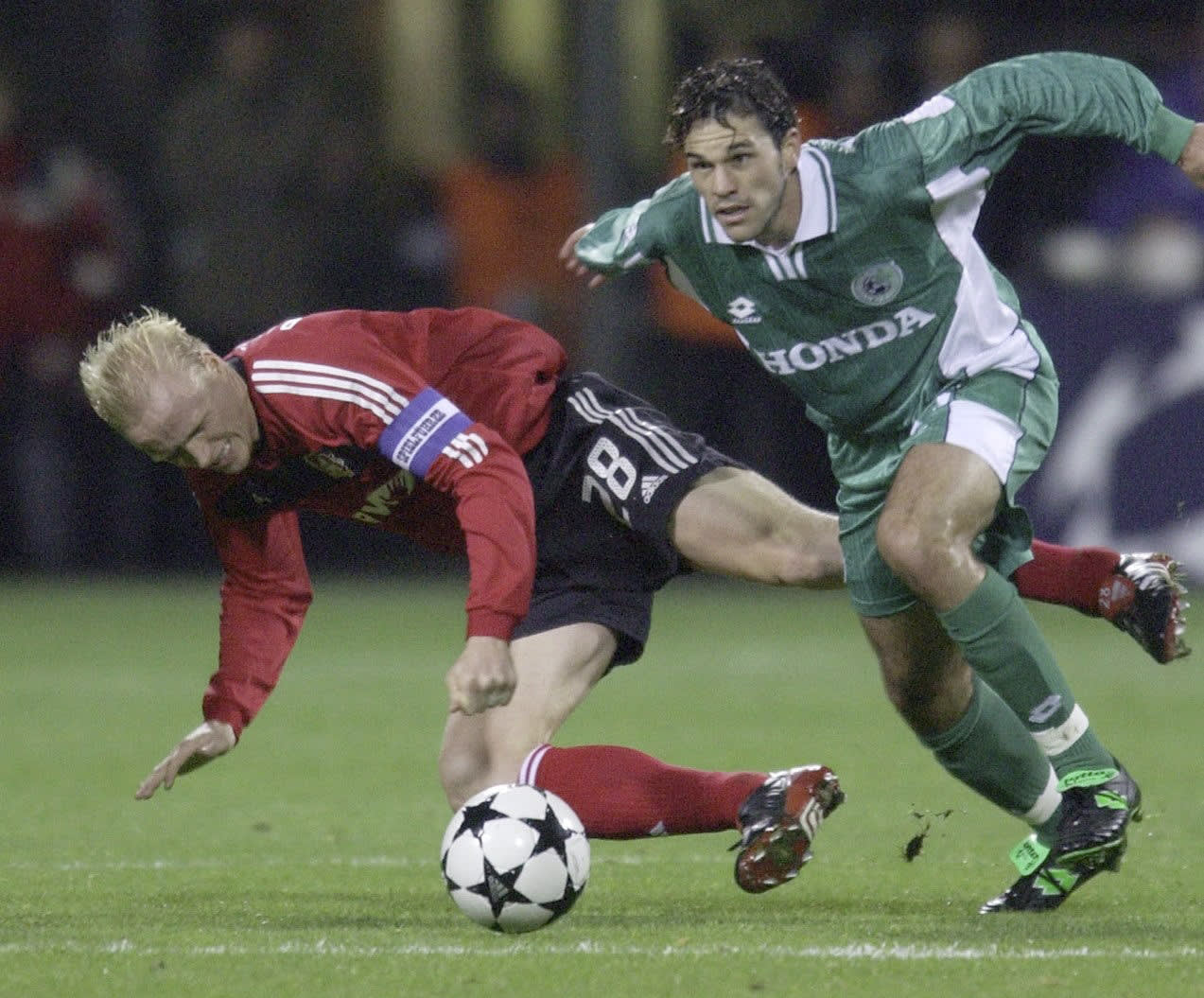 מיכאל זנדברג במדי מכבי חיפה בליגת האלופות 2002 לפני קרסטן ראמלוב שחקן באייר לברקוזן