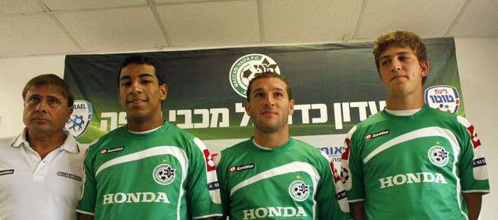 שחקני מכבי חיפה אייל שטרכמן, עלי עותמאן, טיאגו דוטרה עם המאמן אלישע לוי