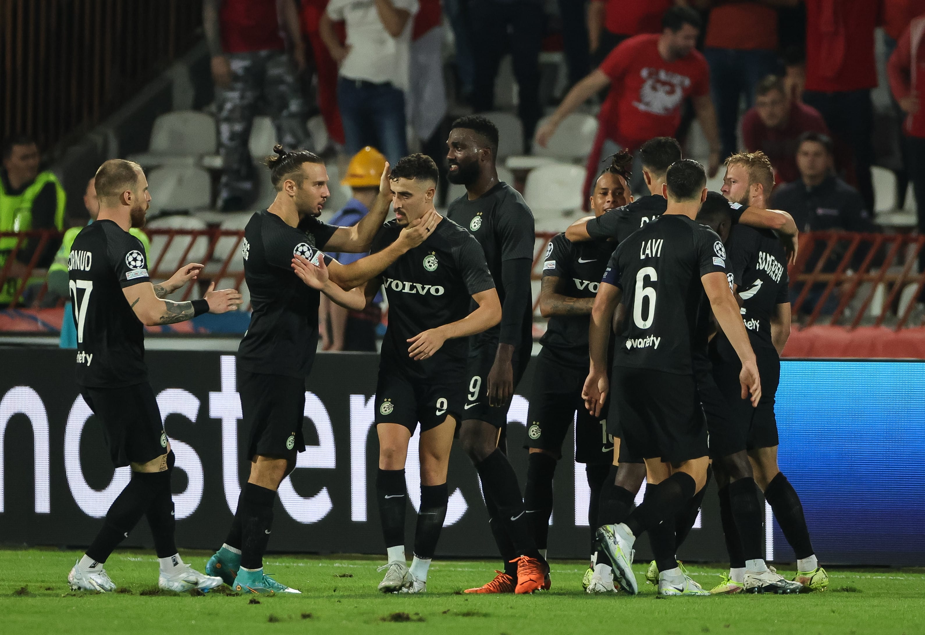 שחקני מכבי חיפה חוגגים