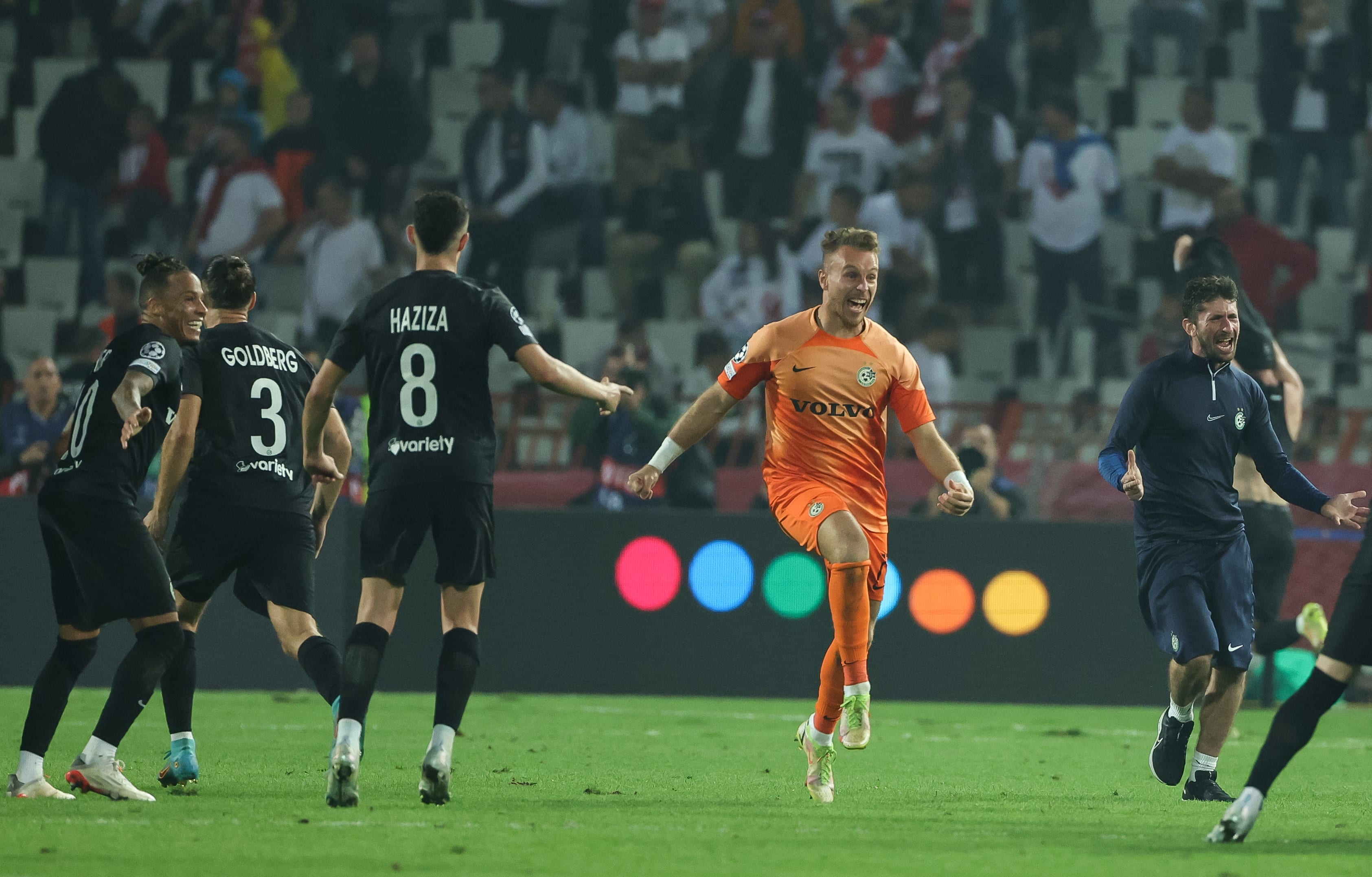 שחקני מכבי חיפה חוגגים עלייה לליגת האלופות