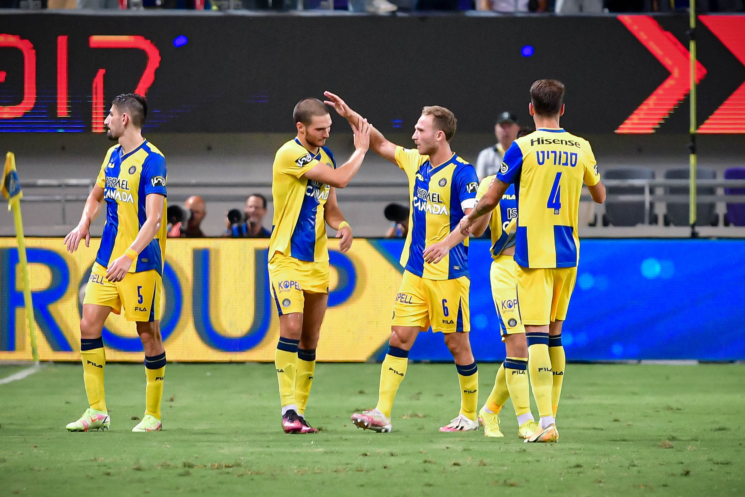 שחקן מכבי תל אביב ג'ורג'ה יובאנוביץ' חוגג עם דן גלזר