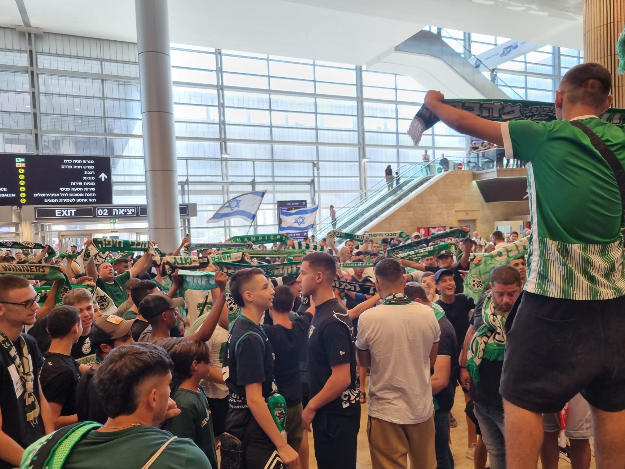 אוהדי  מכבי חיפה ממתינים לקבוצתם שהעפילה לליגת האלופות, נתב"ג, 24 באוגוסט 2022