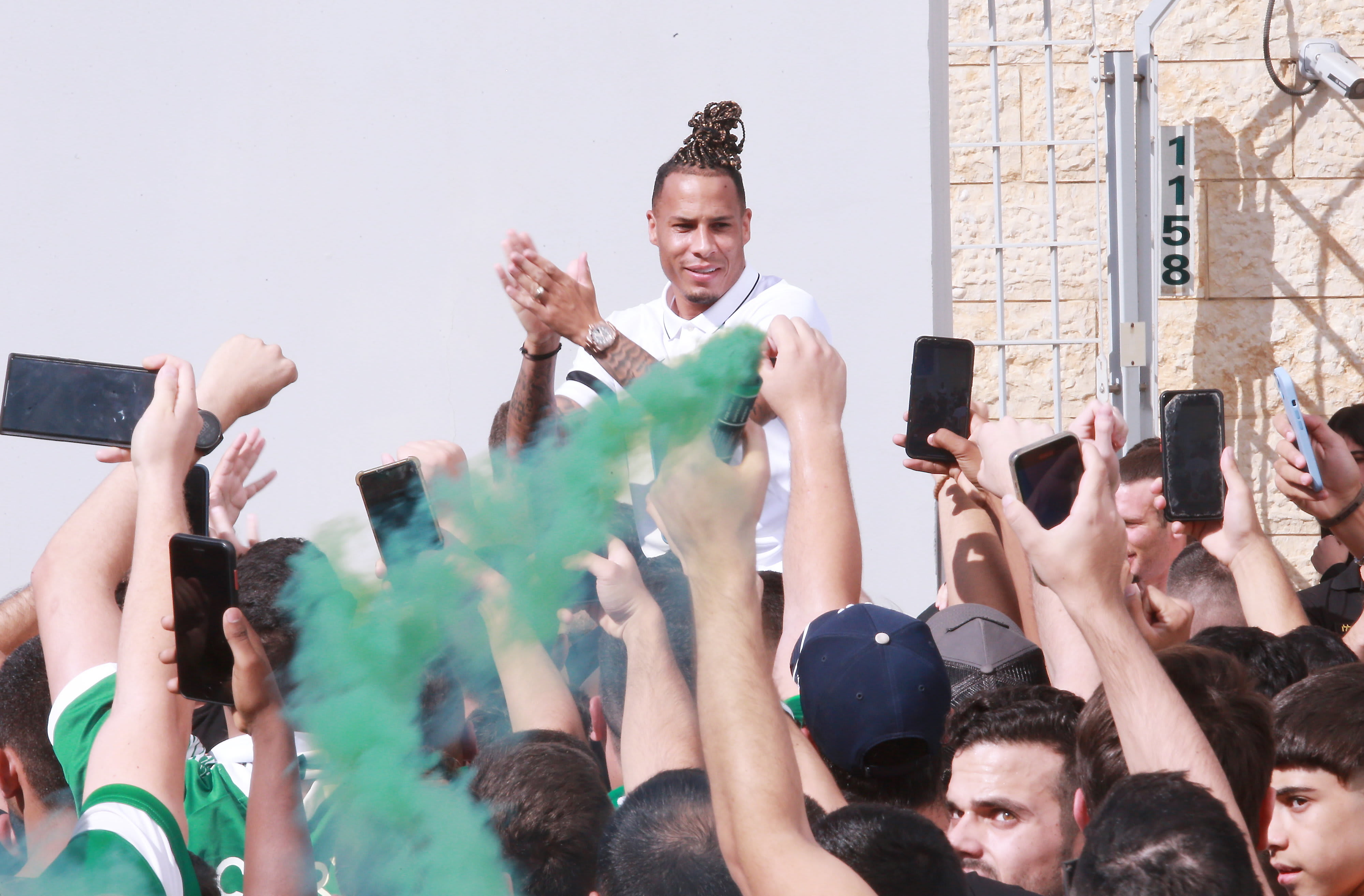 צ'ארון שרי עם אוהדי מכבי חיפה