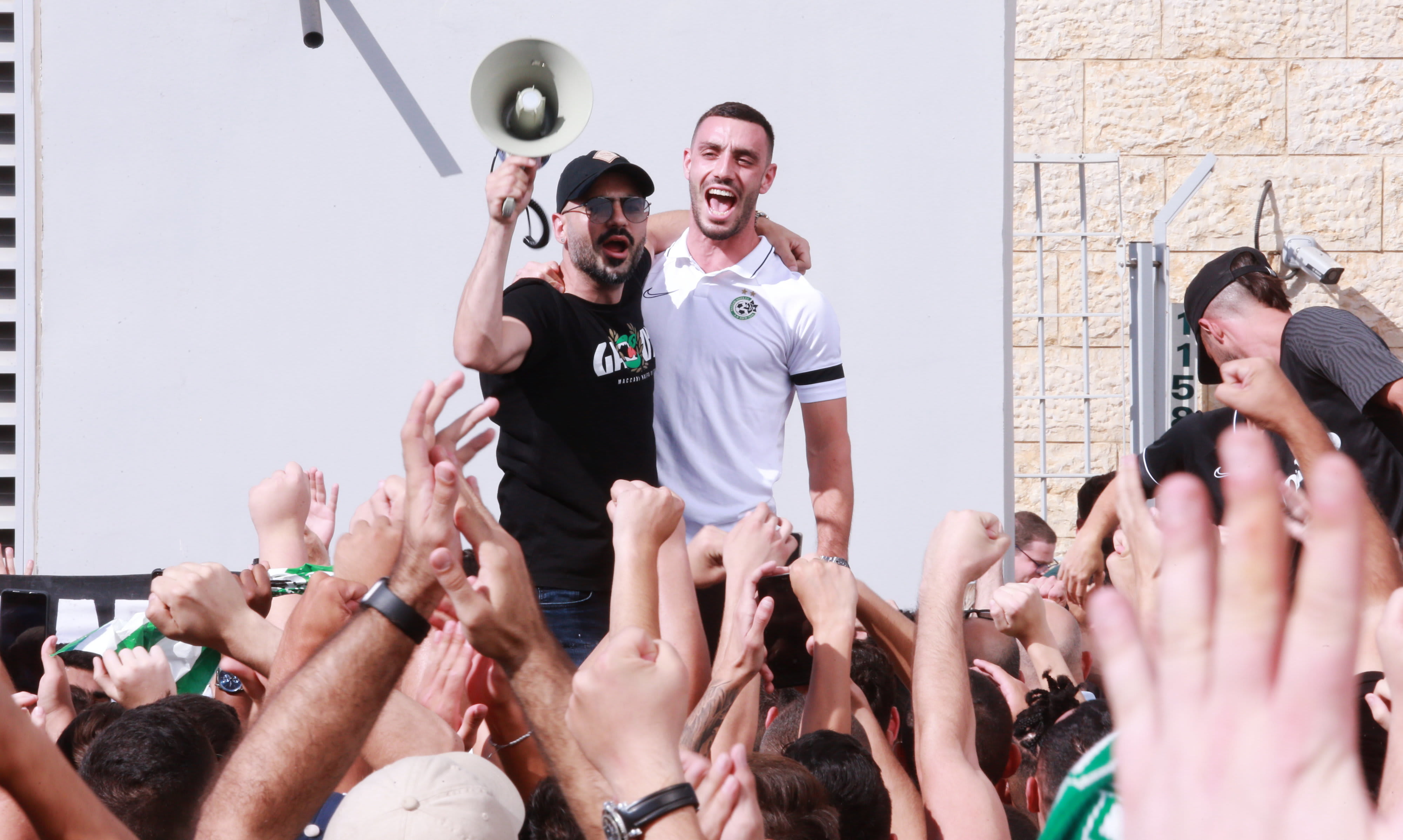 נטע לביא עם אוהדי מכבי חיפה