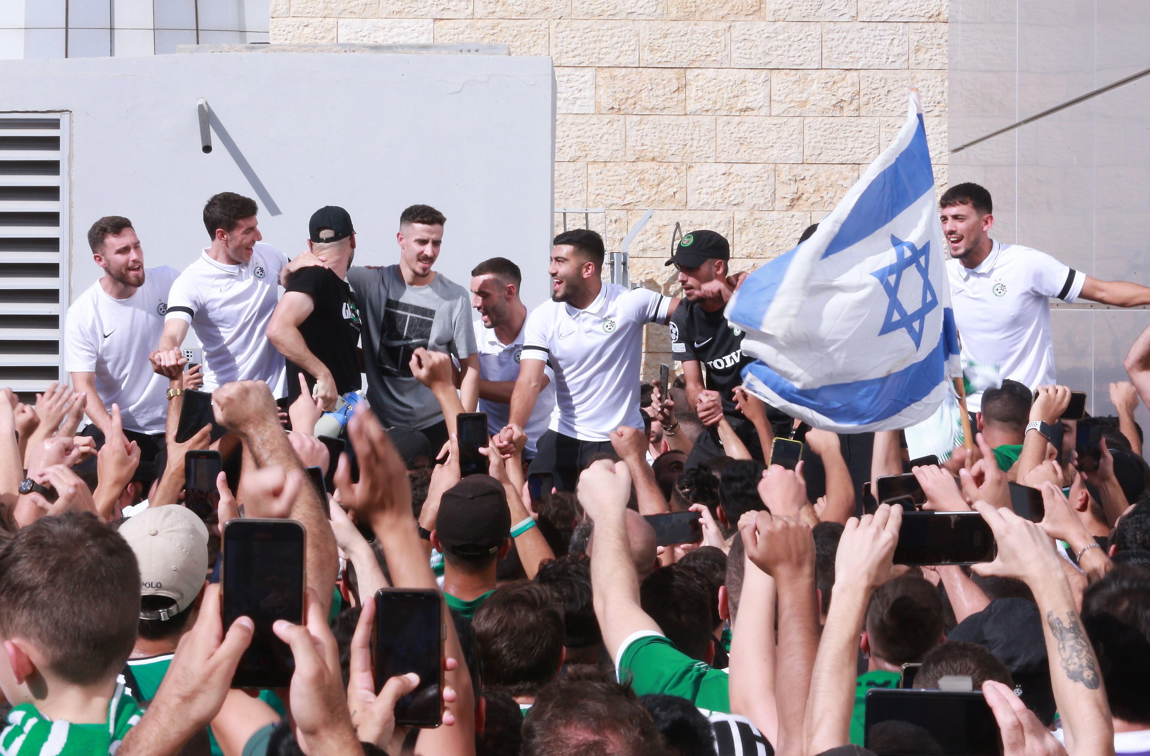 שחקני מכבי חיפה חוגגים עם האוהדים