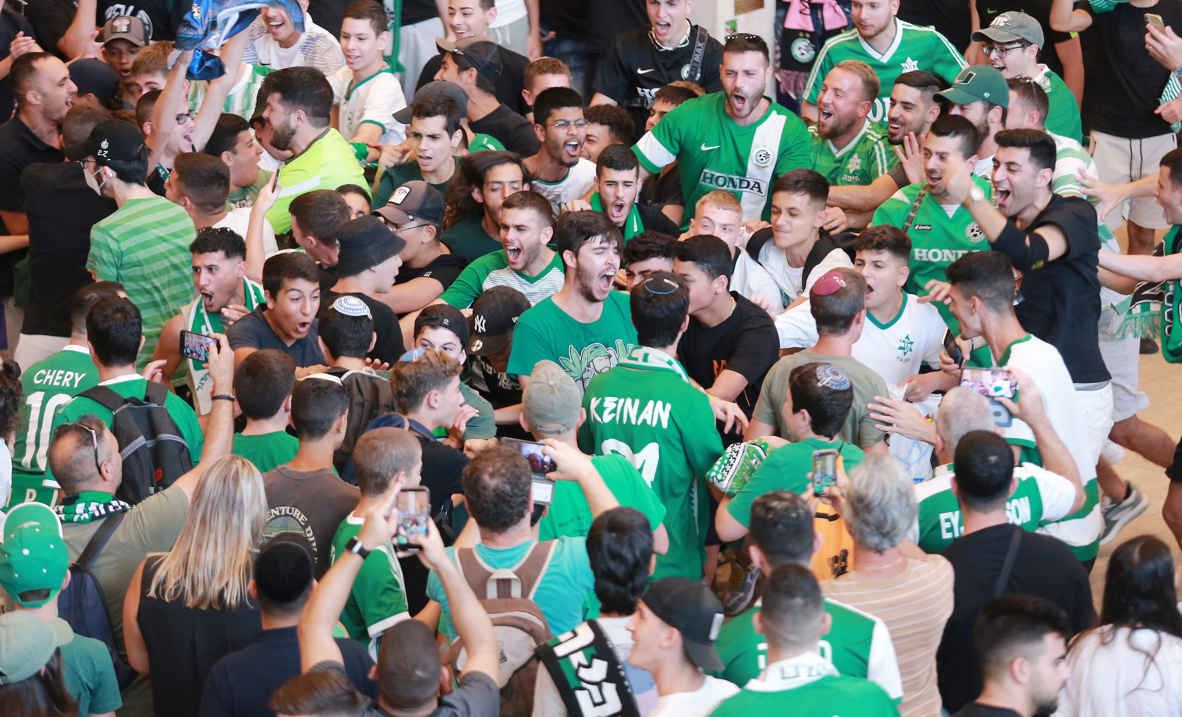 אוהדי מכבי חיפה בנתב"ג