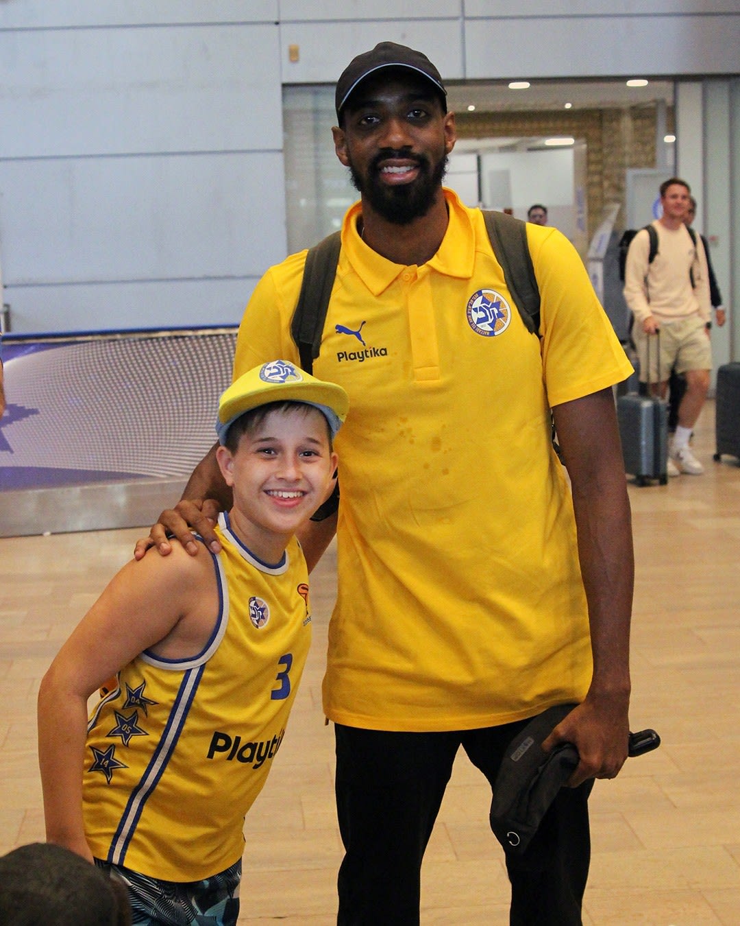 אוסטין הולינס עם אוהד מכבי תל אביב