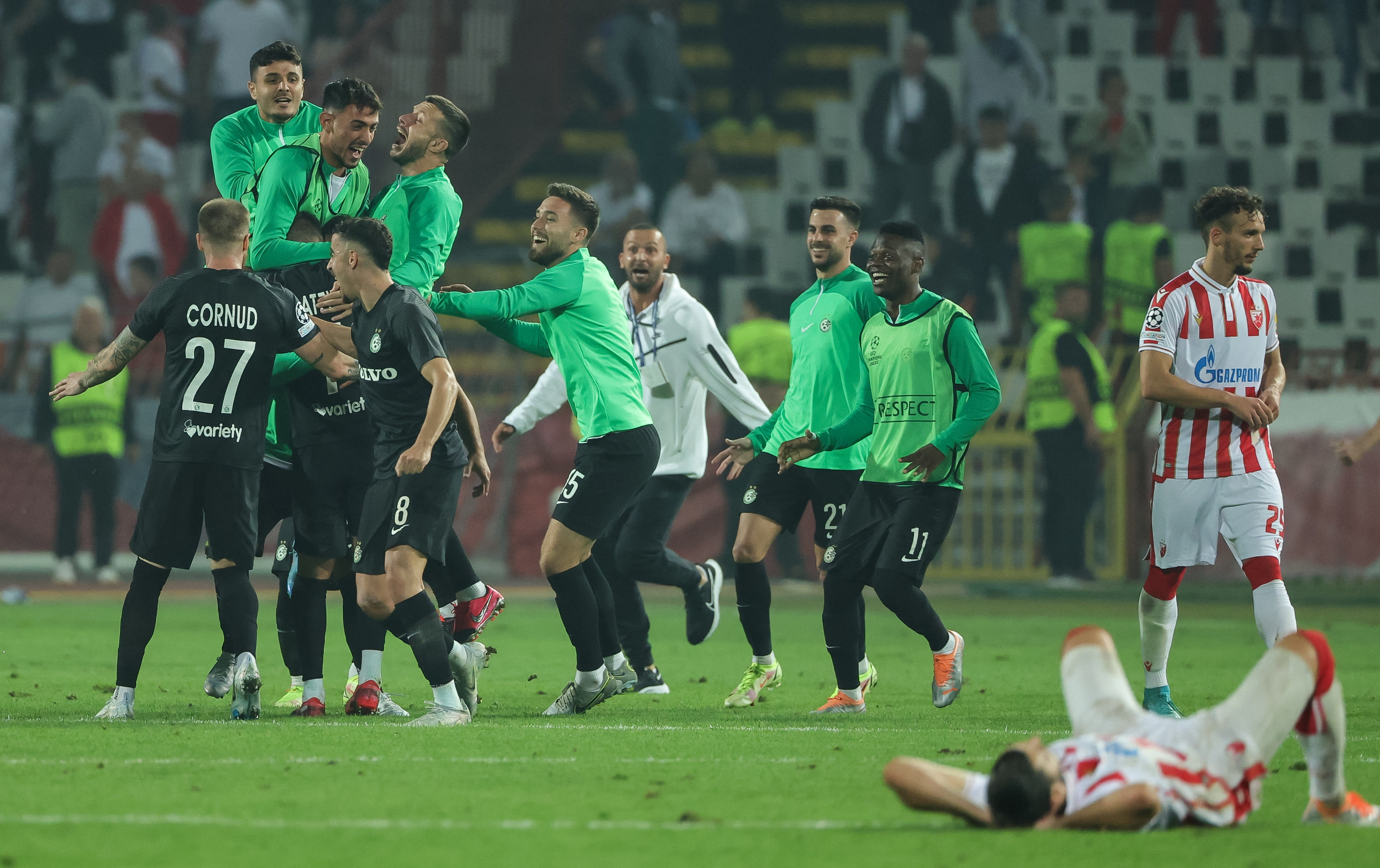 שחקני מכבי חיפה חוגגים עלייה לליגת האלופות